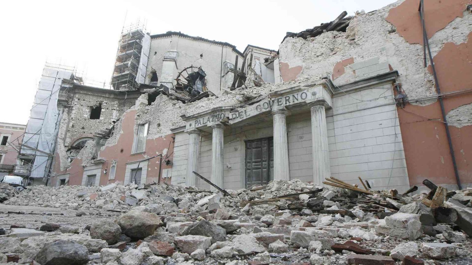 2009 - L'Aquila piegata dal terremoto