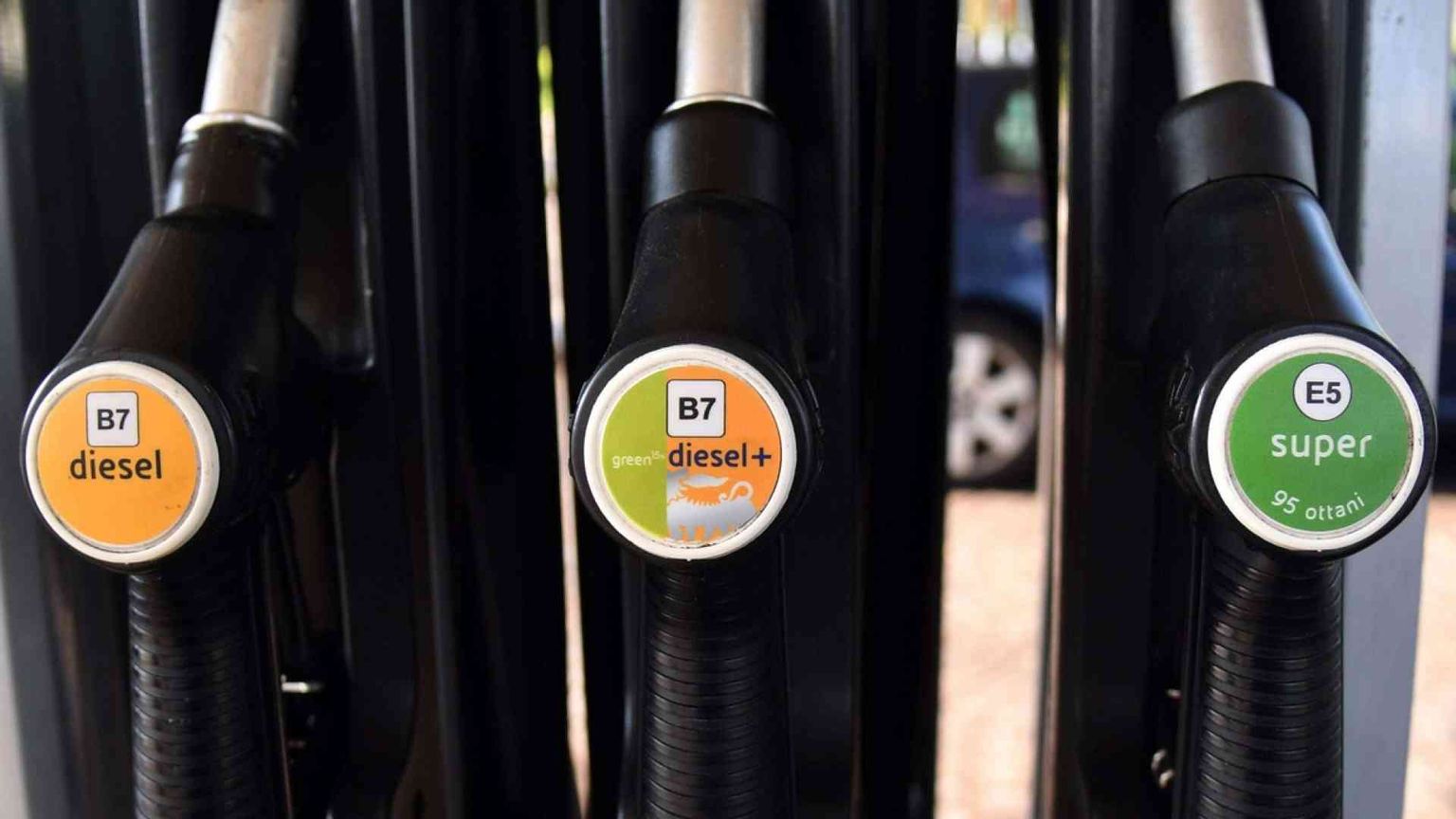 Oggi benzina e diesel cambiano nome: E10, B10 o B7. Occhio al cartello