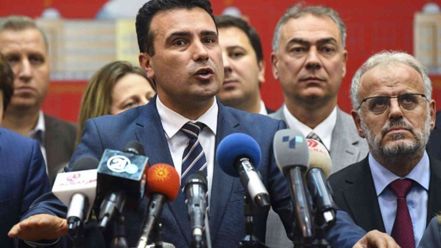 Il premier si salva: la Macedonia cambia nome