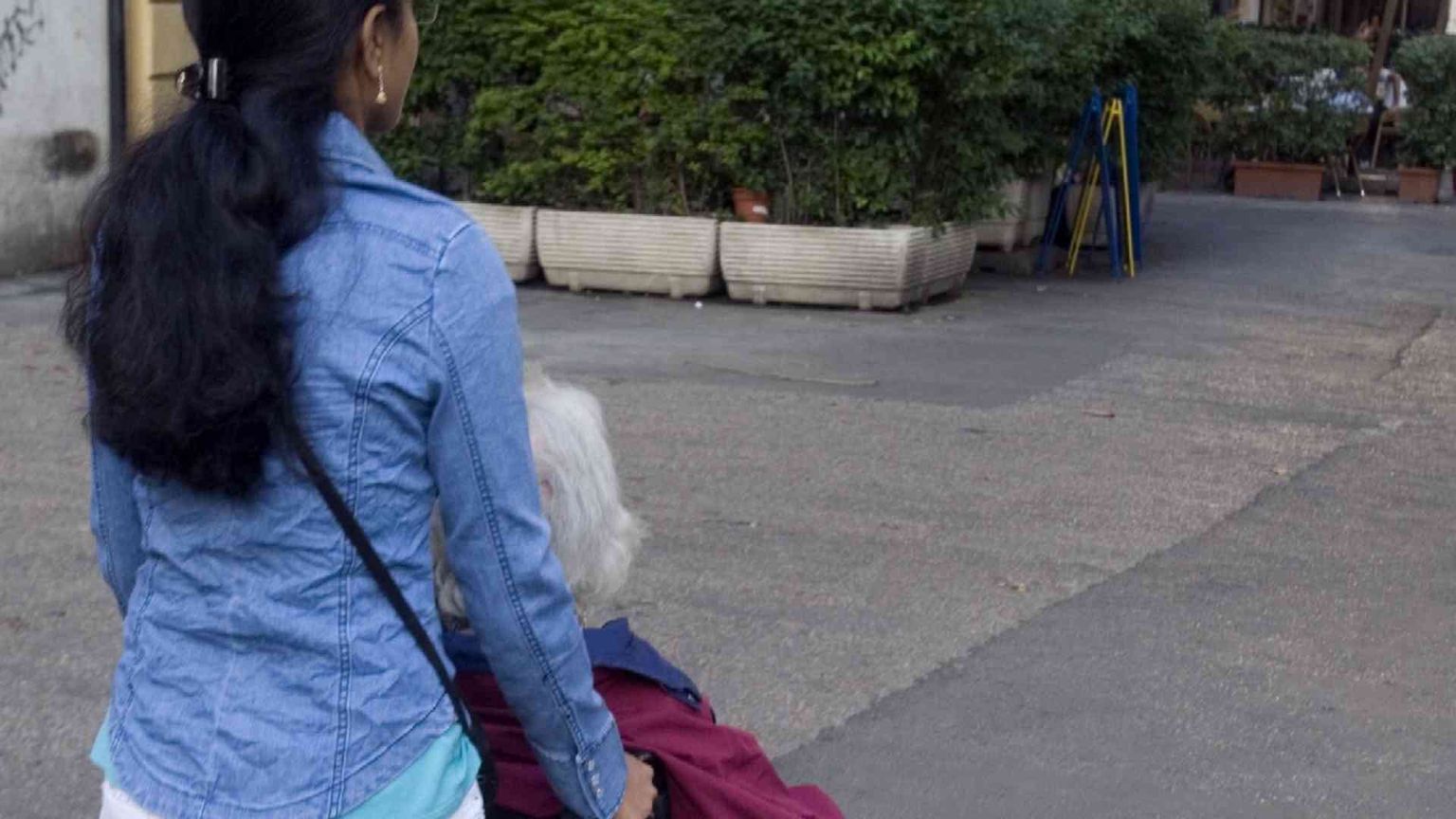 Perché badanti, tate e colf stanno salvando le famiglie