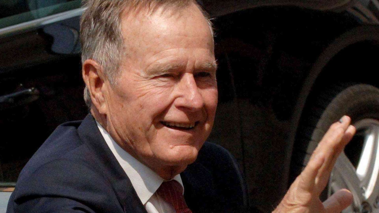 È morto George Bush senior. Firmò la fine della Guerra Fredda