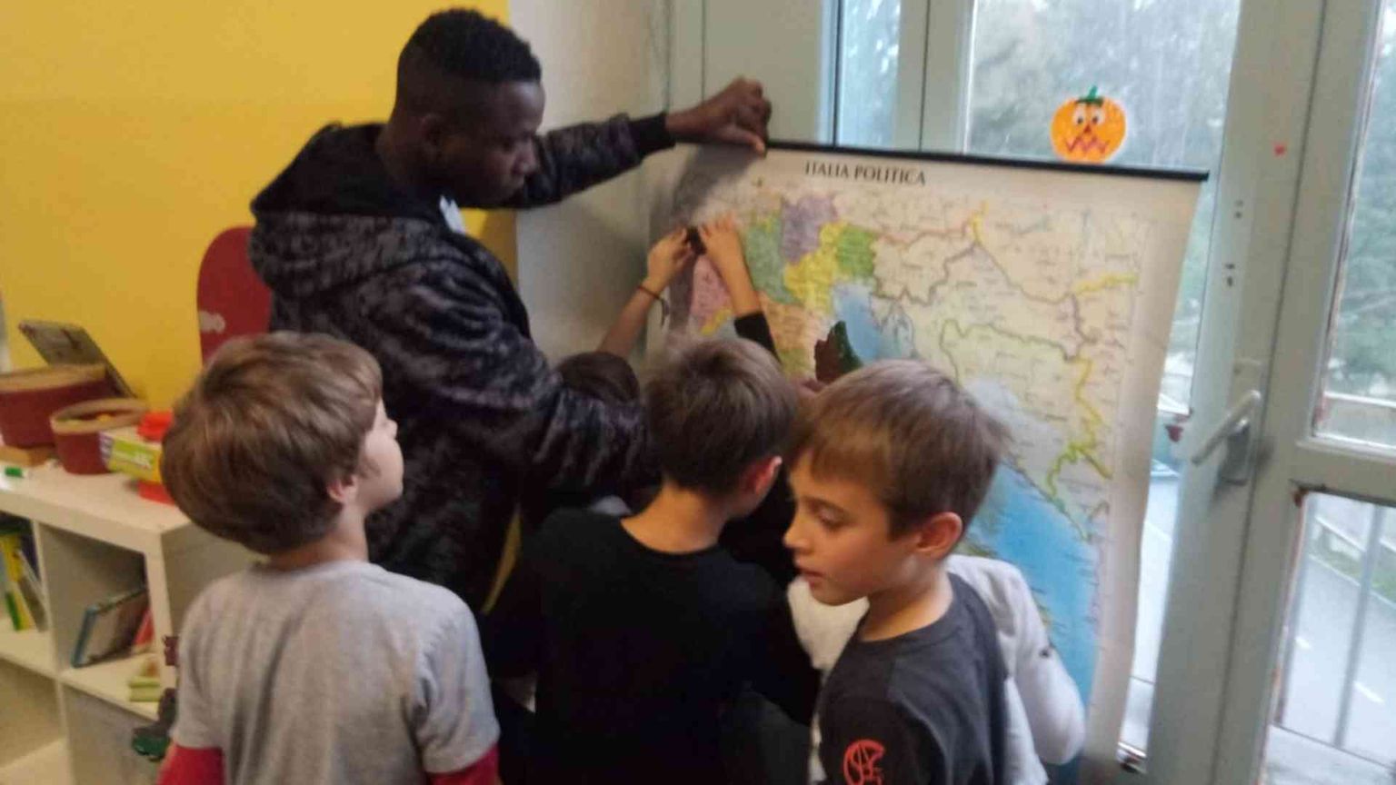 "Salvini, non cacciare i nostri amici stranieri!"