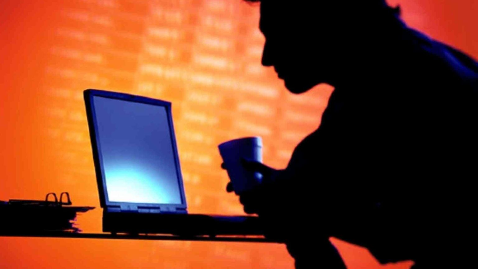 Più soli nell'era social. Ma la felicità è nella relazione