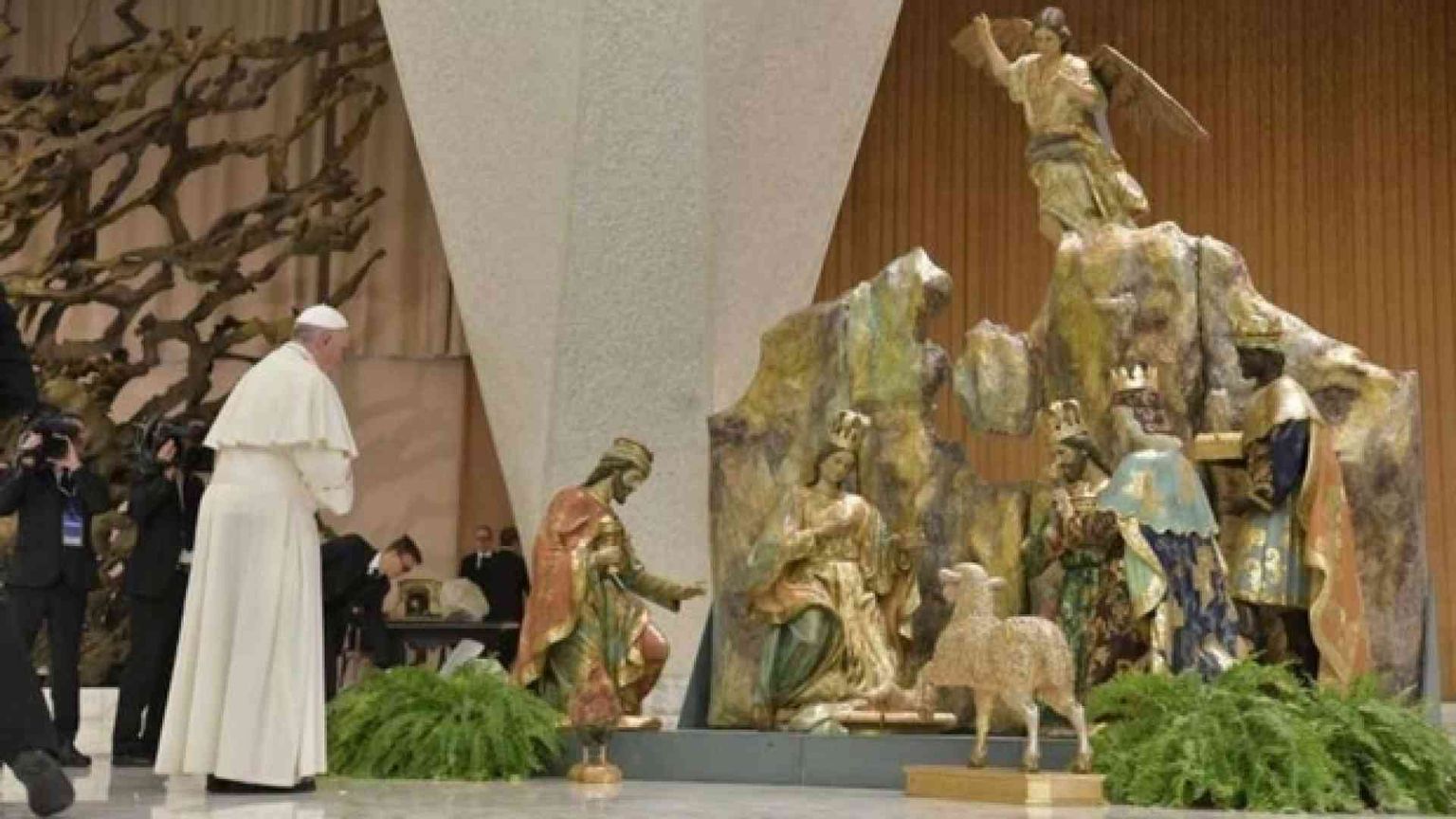 Papa: Natale non è riempirsi di regali, ma accogliere le sorprese di Gesù