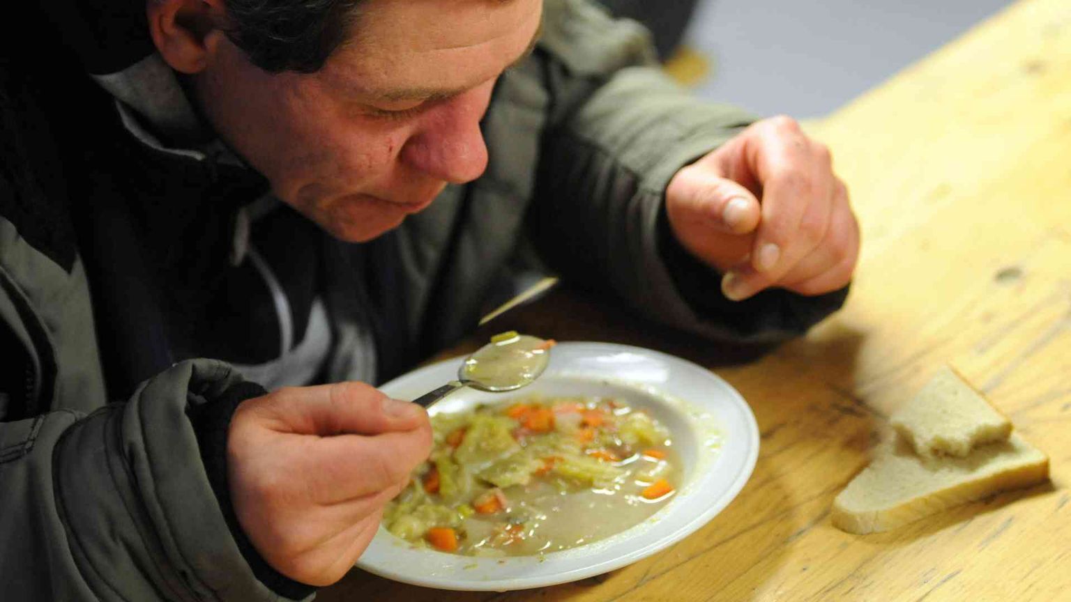 Avviciniamo un povero, con lui c'è il Festeggiato