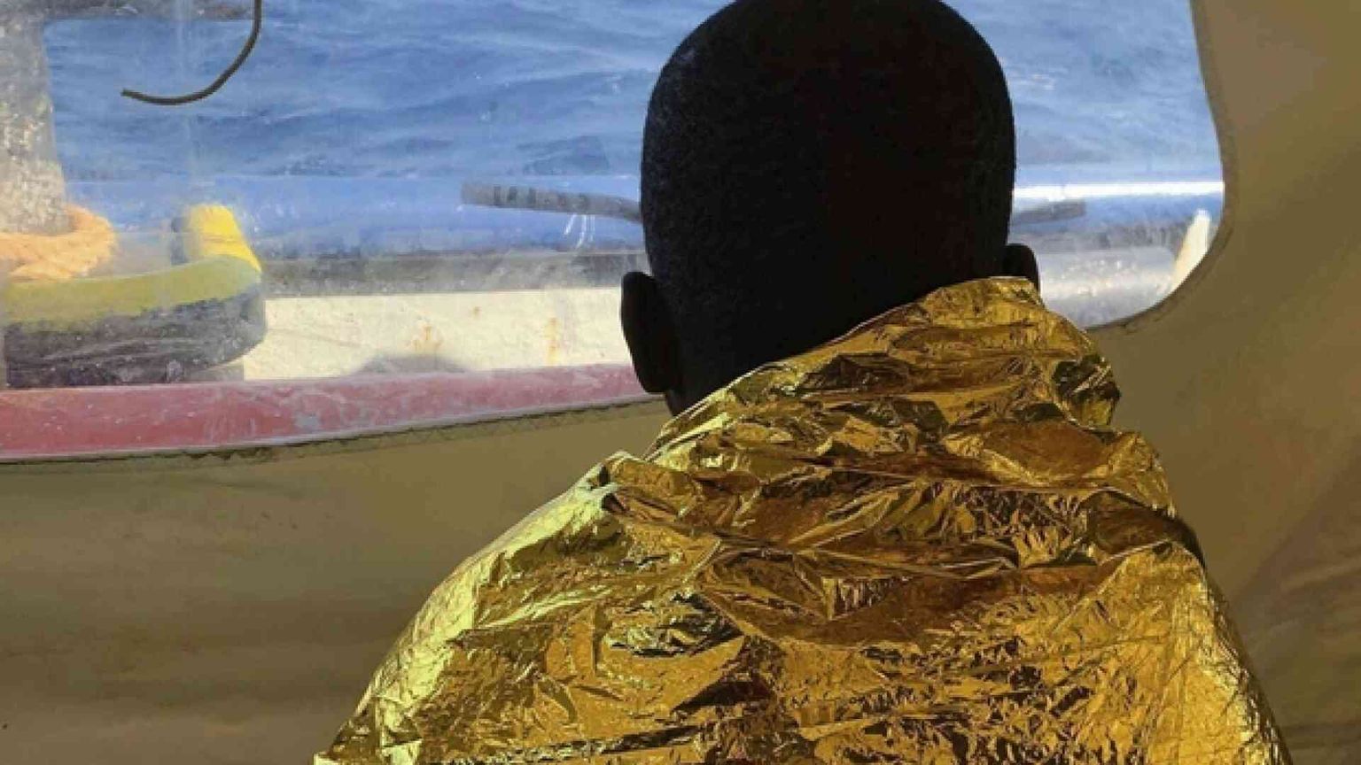 Papa prega per le vittime. Cento riportati in Libia, 47 in mare senza porto