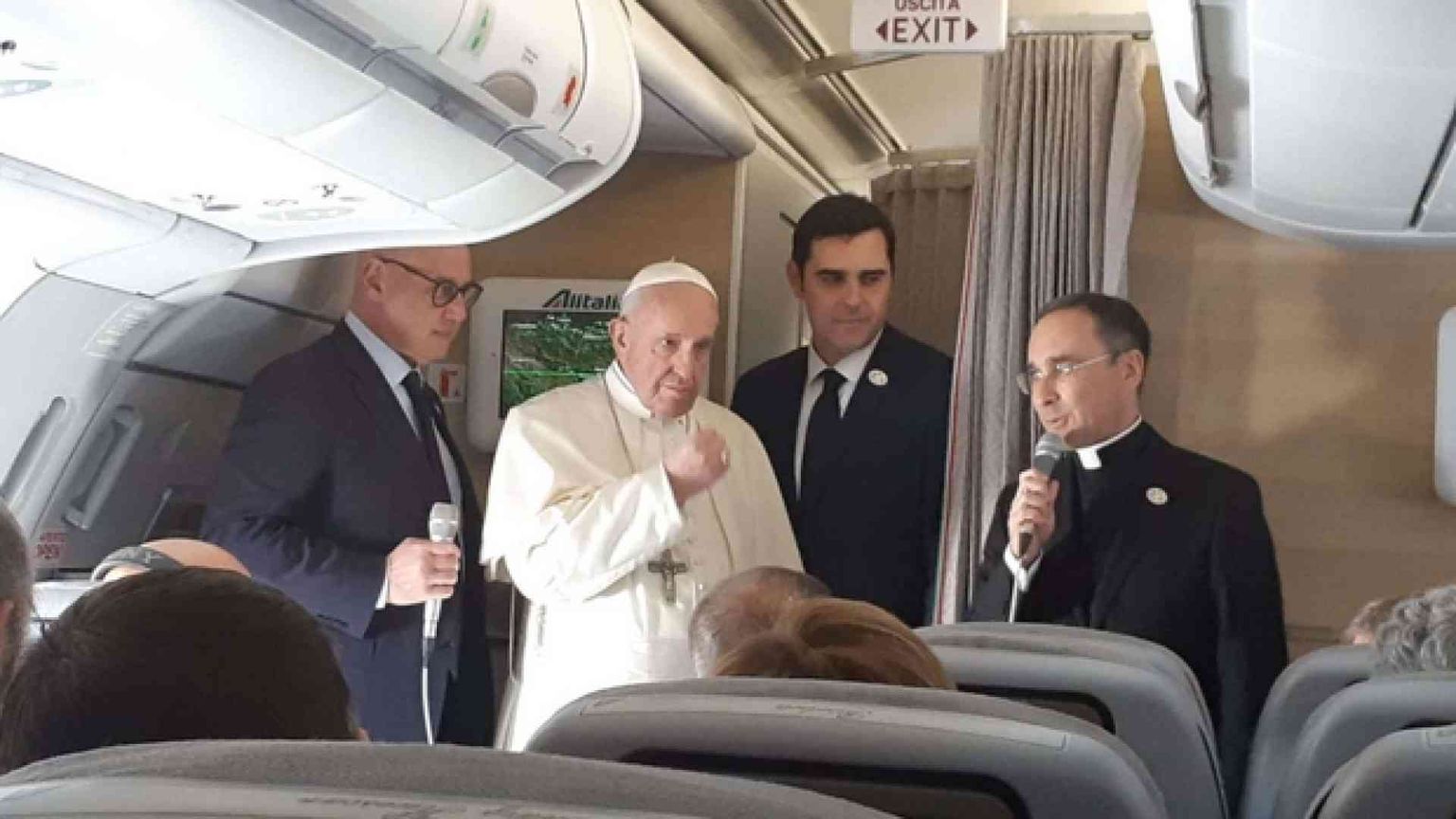 Il Papa: i muri per fermare migranti? «La paura ci rende pazzi»