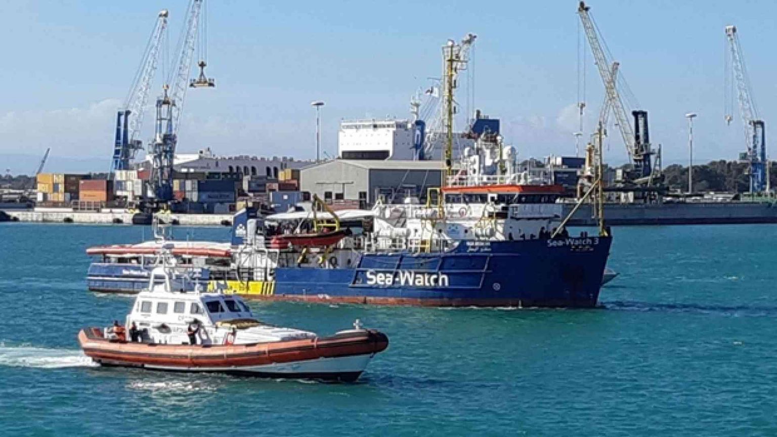 Sbarcati i 47, ma la Sea Watch non può lasciare il porto