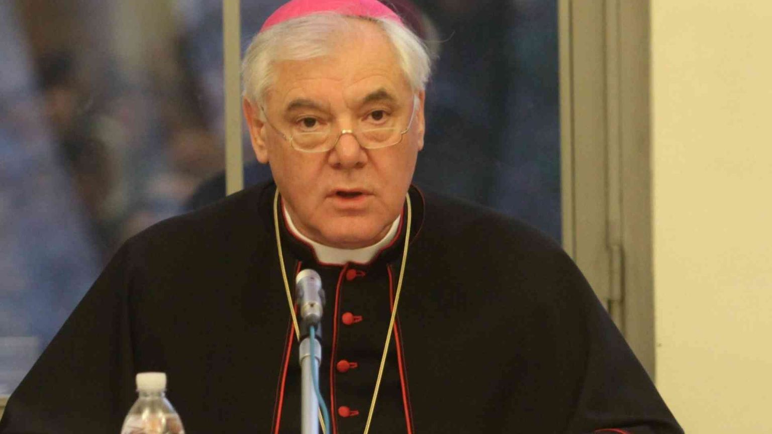 Il cardinale Müller pubblica un "Manifesto della fede" senza citare il Papa