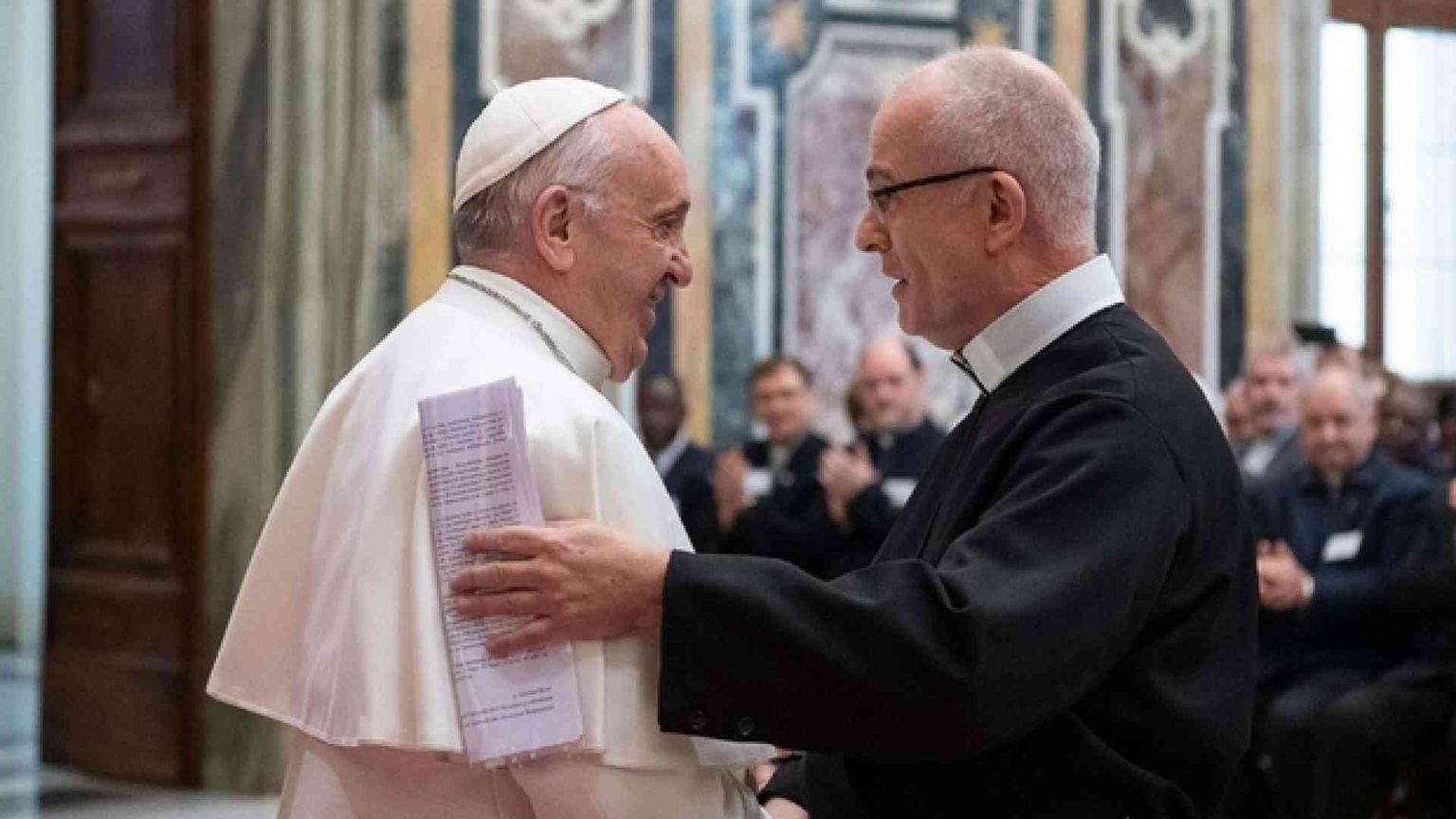 Francesco: la teologia morale non esiti a "sporcarsi le mani"