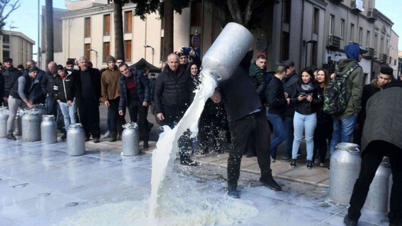 Sardegna, il governo piange sul latte versato