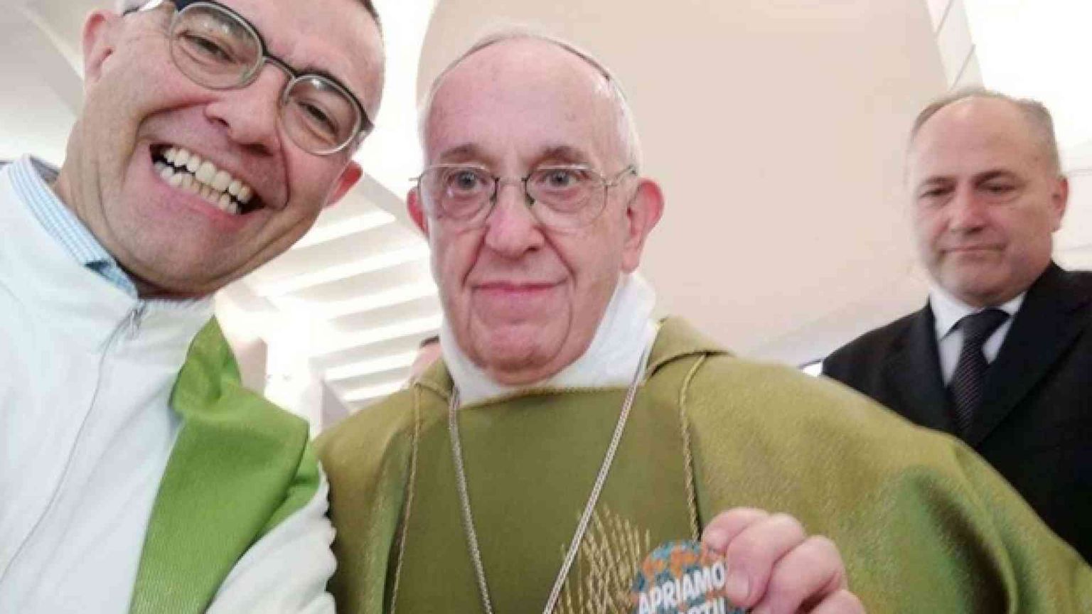 Il selfie del Papa con la spilla «Apriamo i porti!»