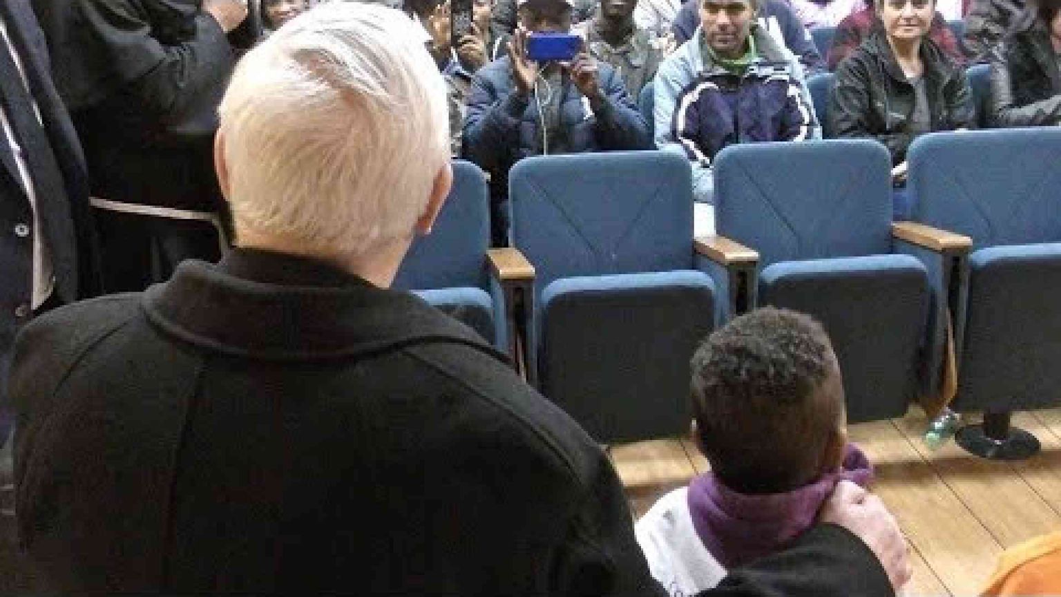 Il cardinale Bassetti ai migranti: voglio restare con voi