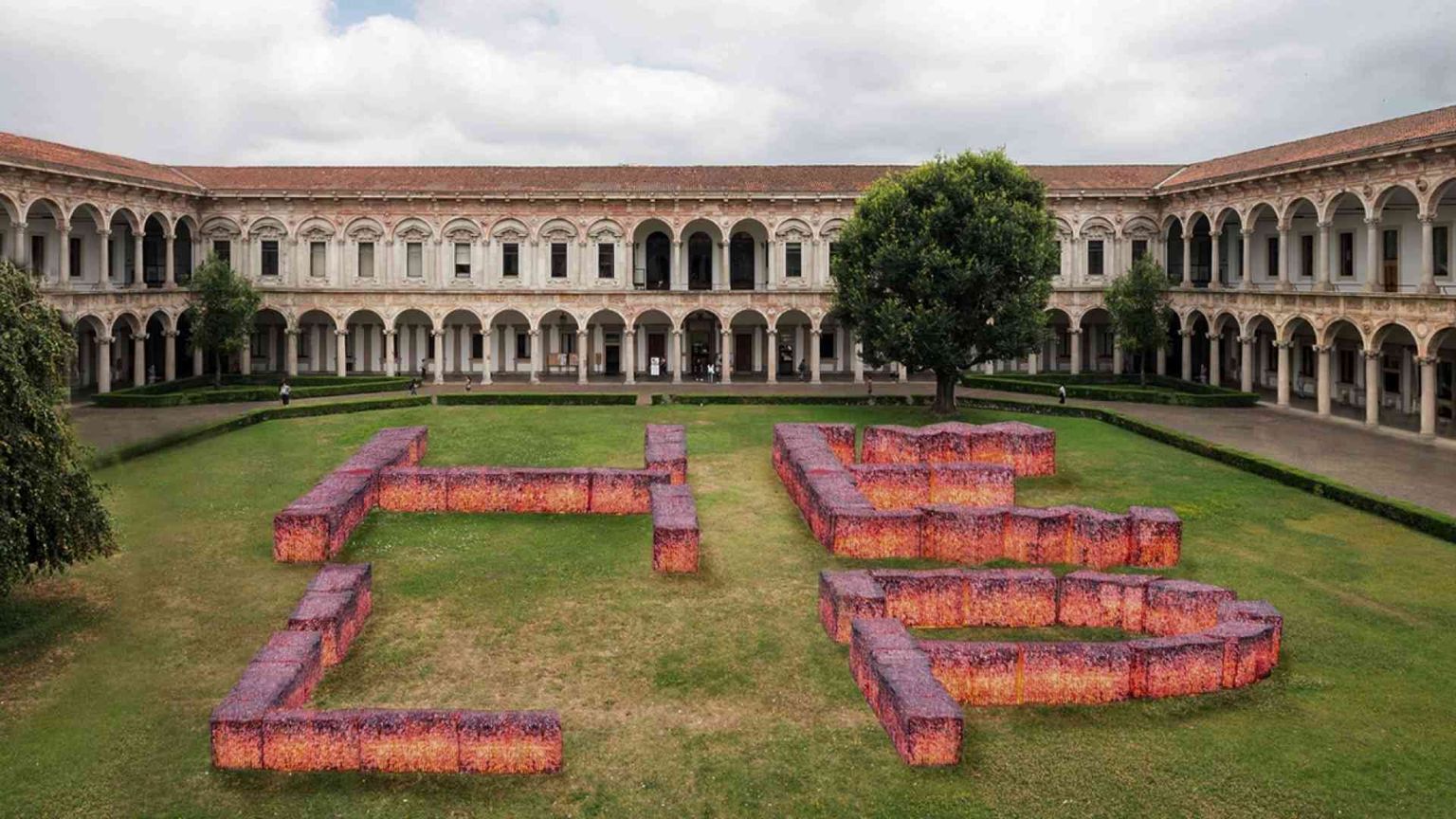«Help»: a Milano 5 milioni di tappi di plastica per salvare la Terra