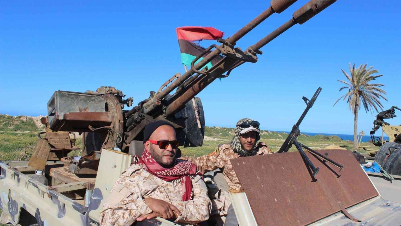 Aeroporto bombardato, migliaia di civili in fuga. «Telefonata Haftar-Conte»