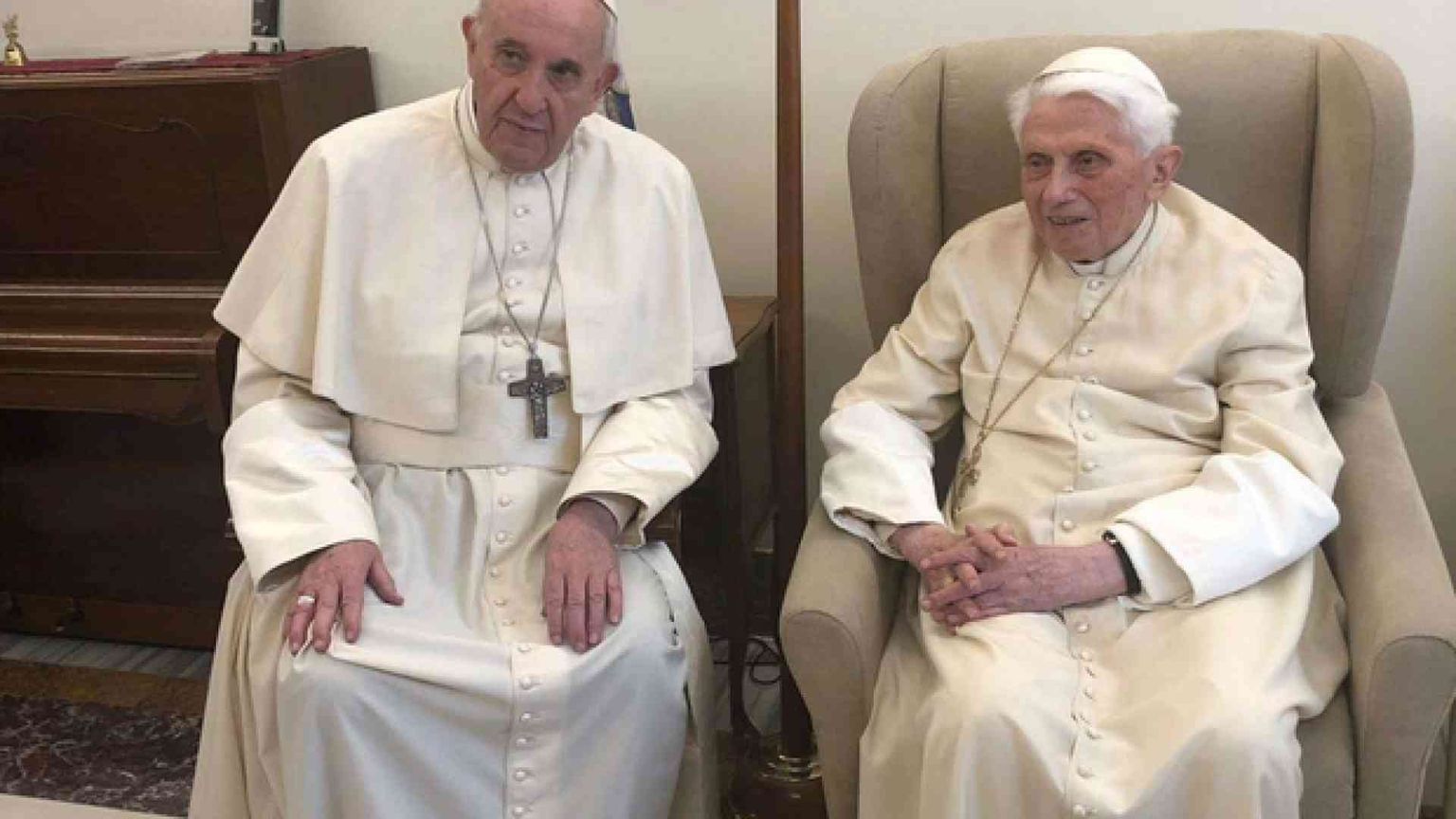 Francesco visita Ratzinger: auguri per Pasqua e i 92 anni