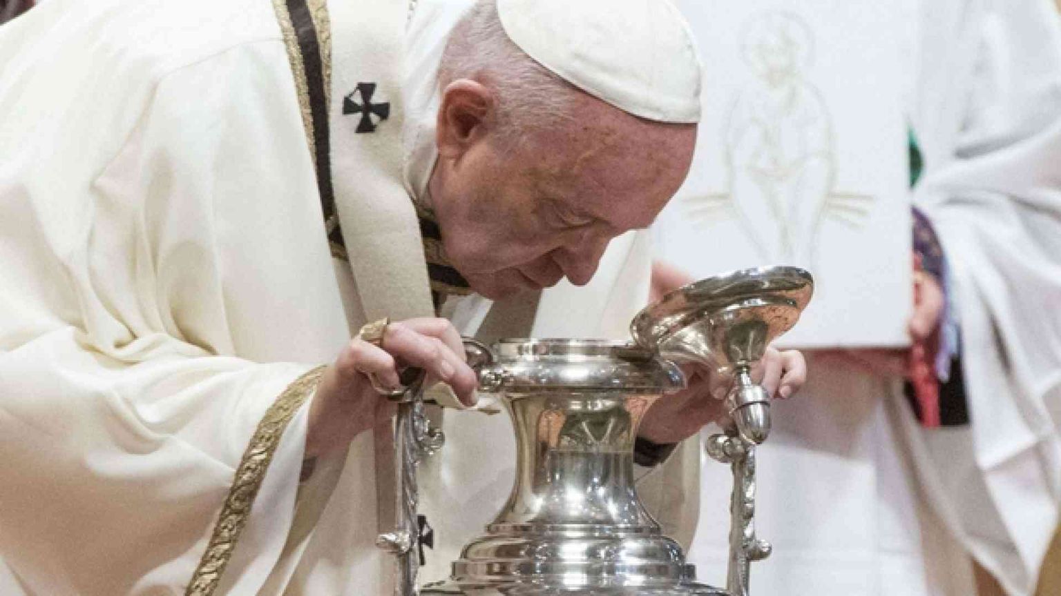 Il Papa ai preti: sporcatevi le mani con la gente, no al clericalismo