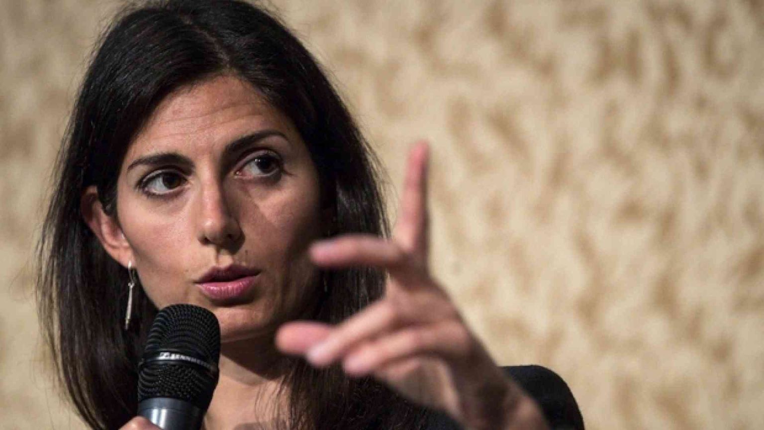 Raggi: Roma non può essere un campo di battaglia. Salvini stia con me