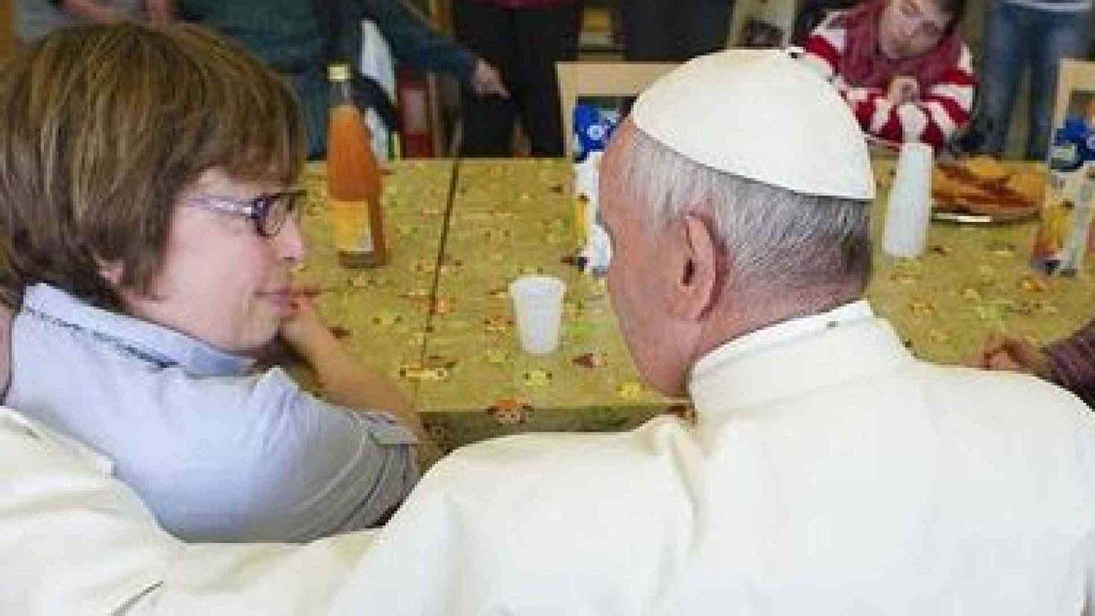 Il Papa a sorpresa visita i ragazzi della comunità «Il Chicco»