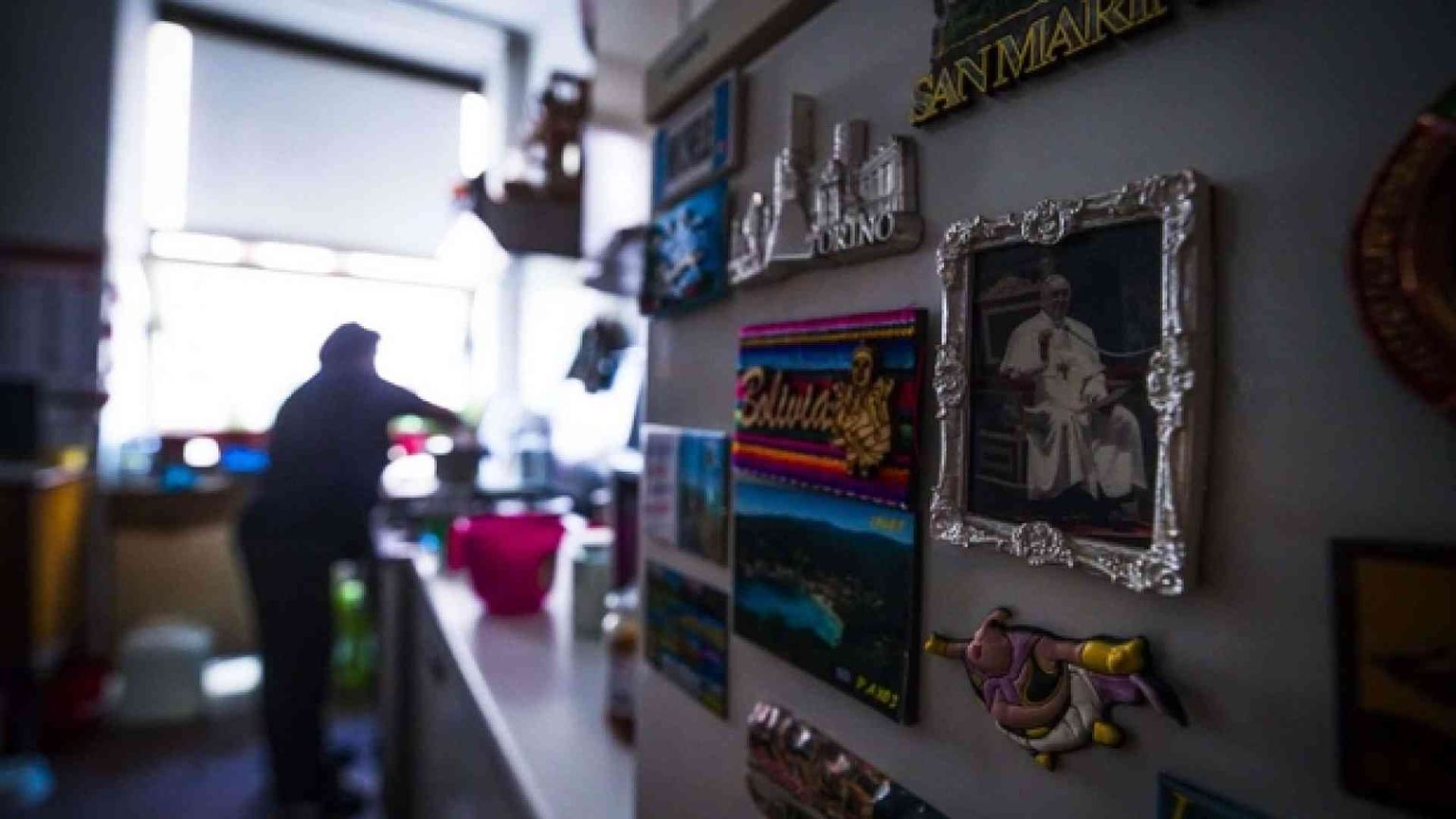 L'elemosiniere di papa Francesco riattiva la corrente nel palazzo occupato