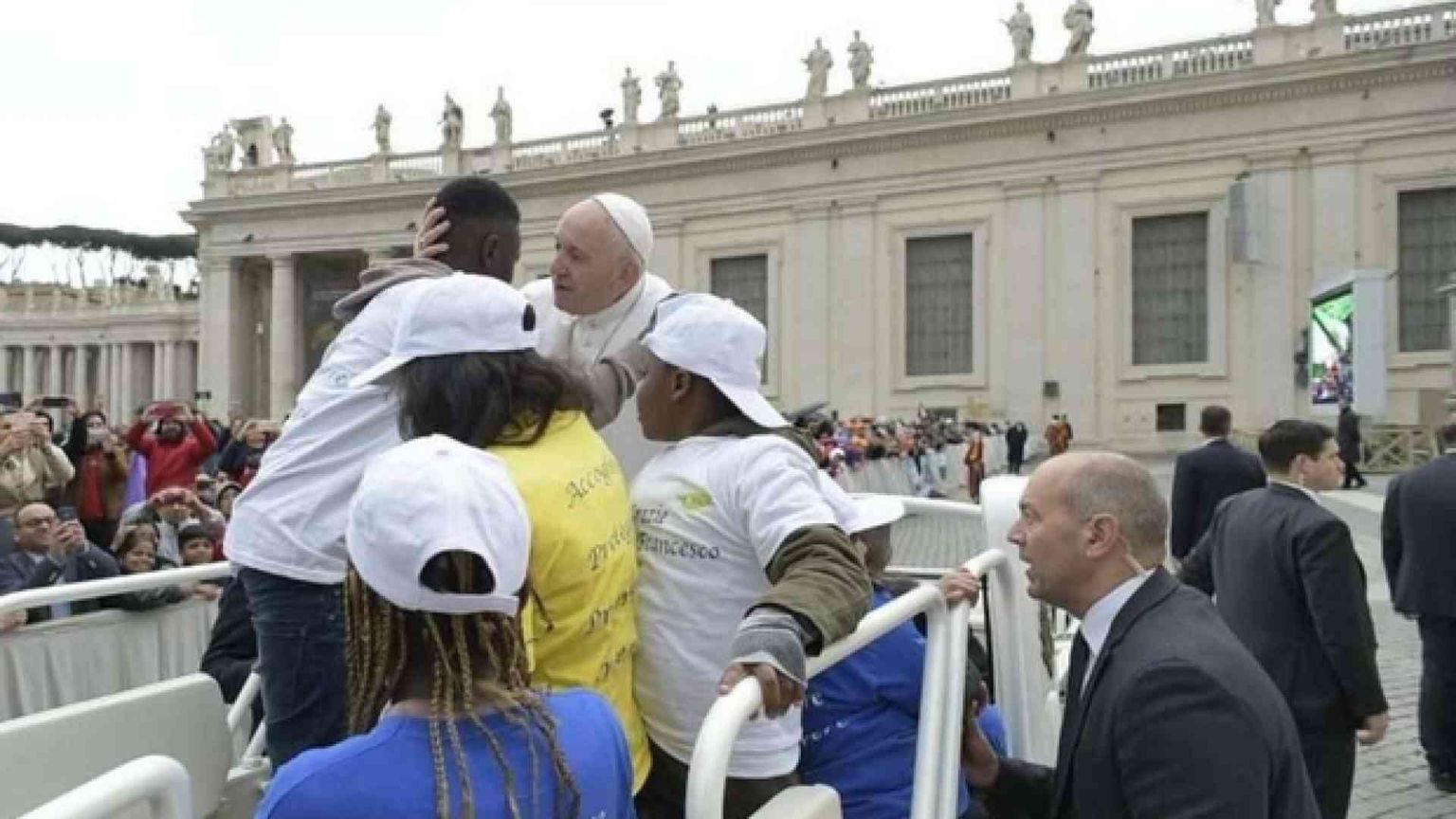 I bimbi arrivati dalla Libia in papamobile con Francesco