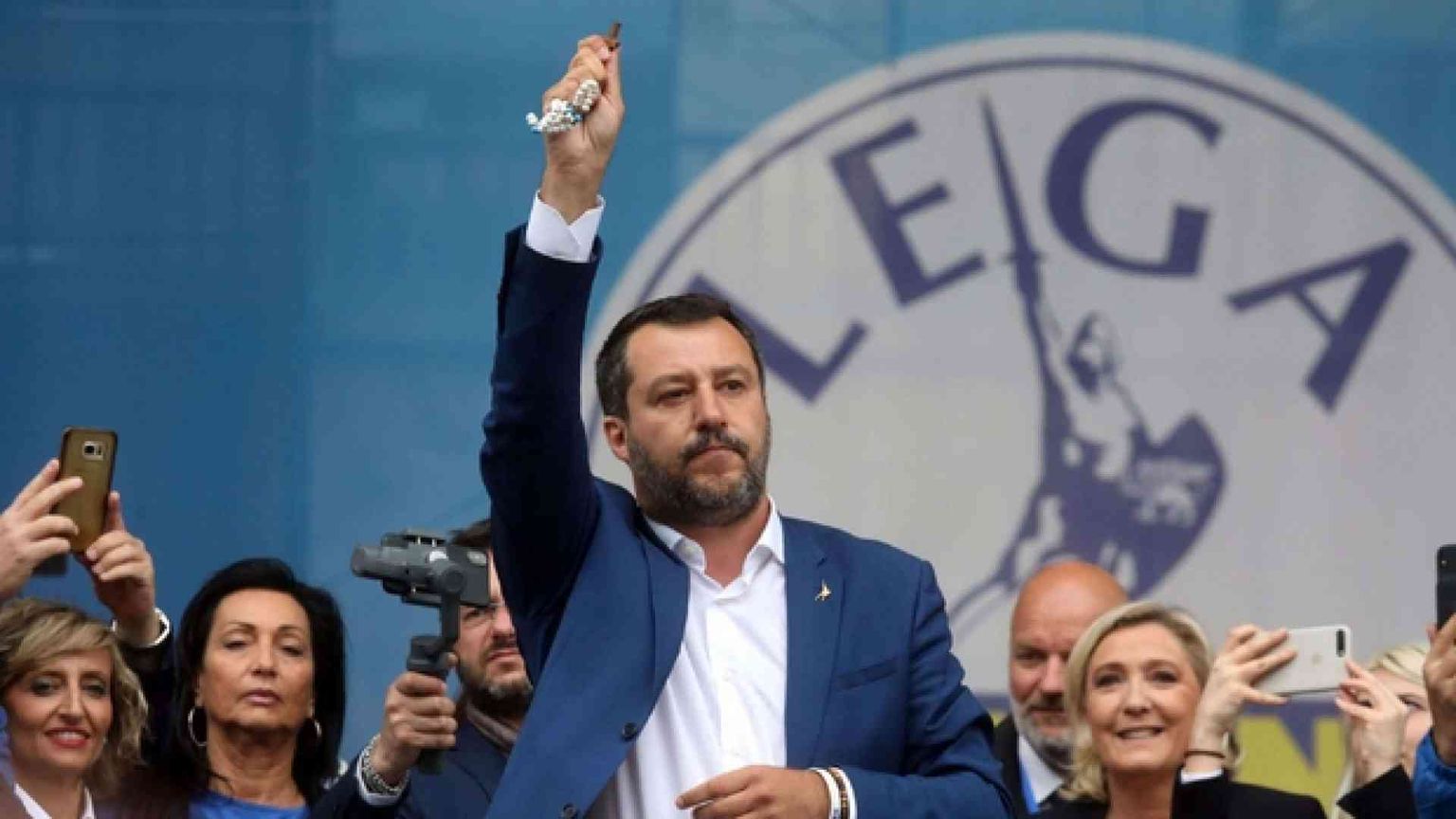 Salvini brandisce il rosario durante il comizio e ribadisce: porti chiusi