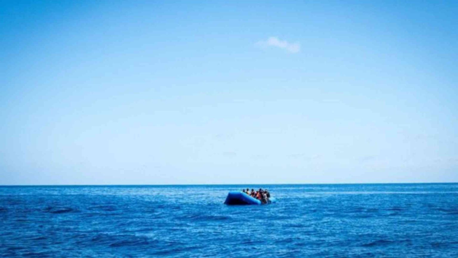 Gommone alla deriva, la Marina salva 100 persone. Andranno a Genova