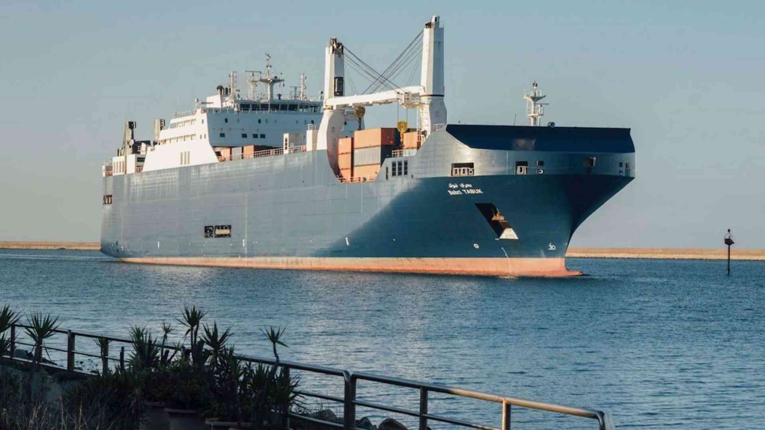 Cagliari, blitz all'alba del cargo saudita. Ong e sindacati: un carico di bombe?