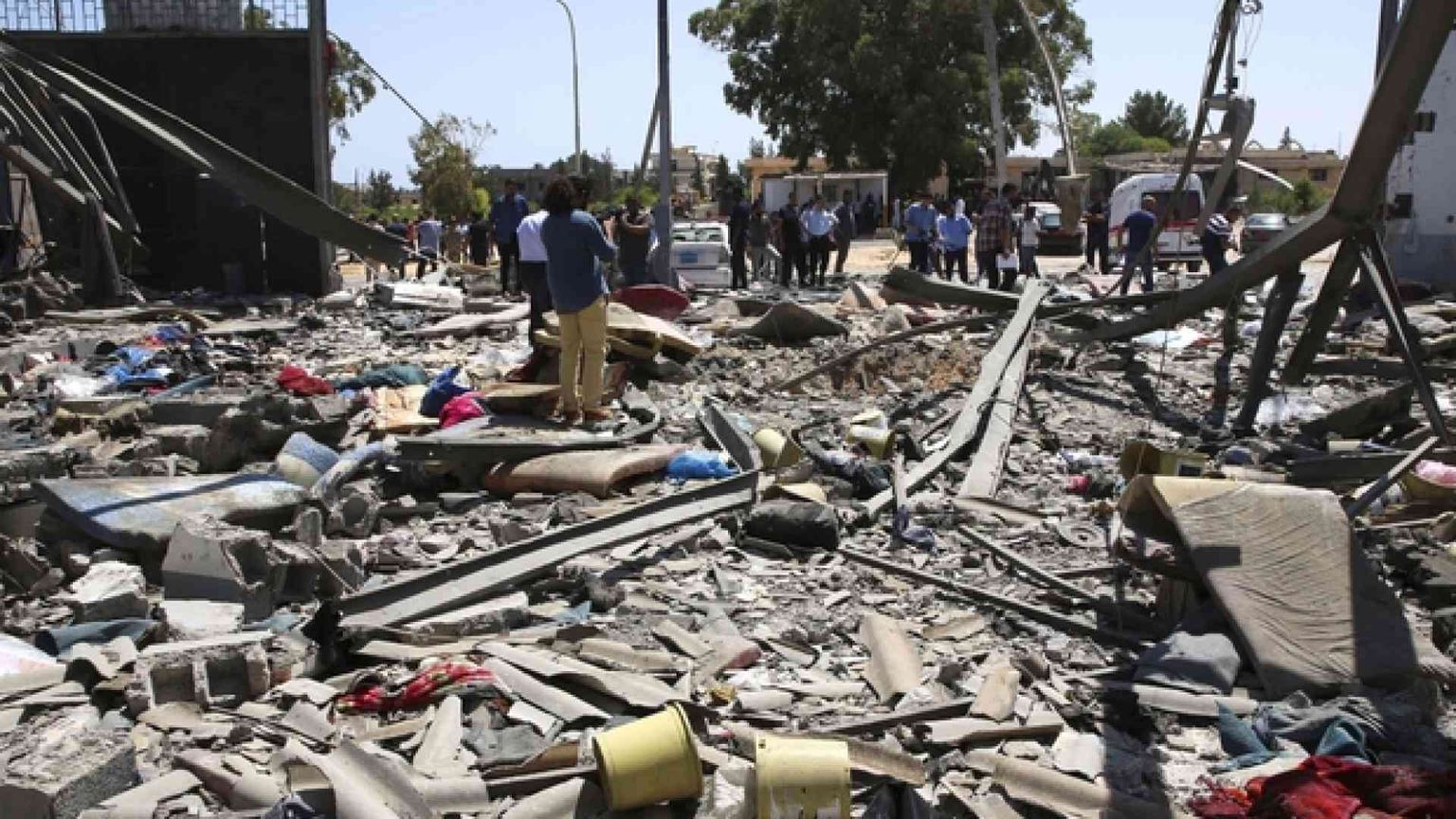 Bombe fanno strage al centro di detenzione migranti. Onu: crimine di guerra