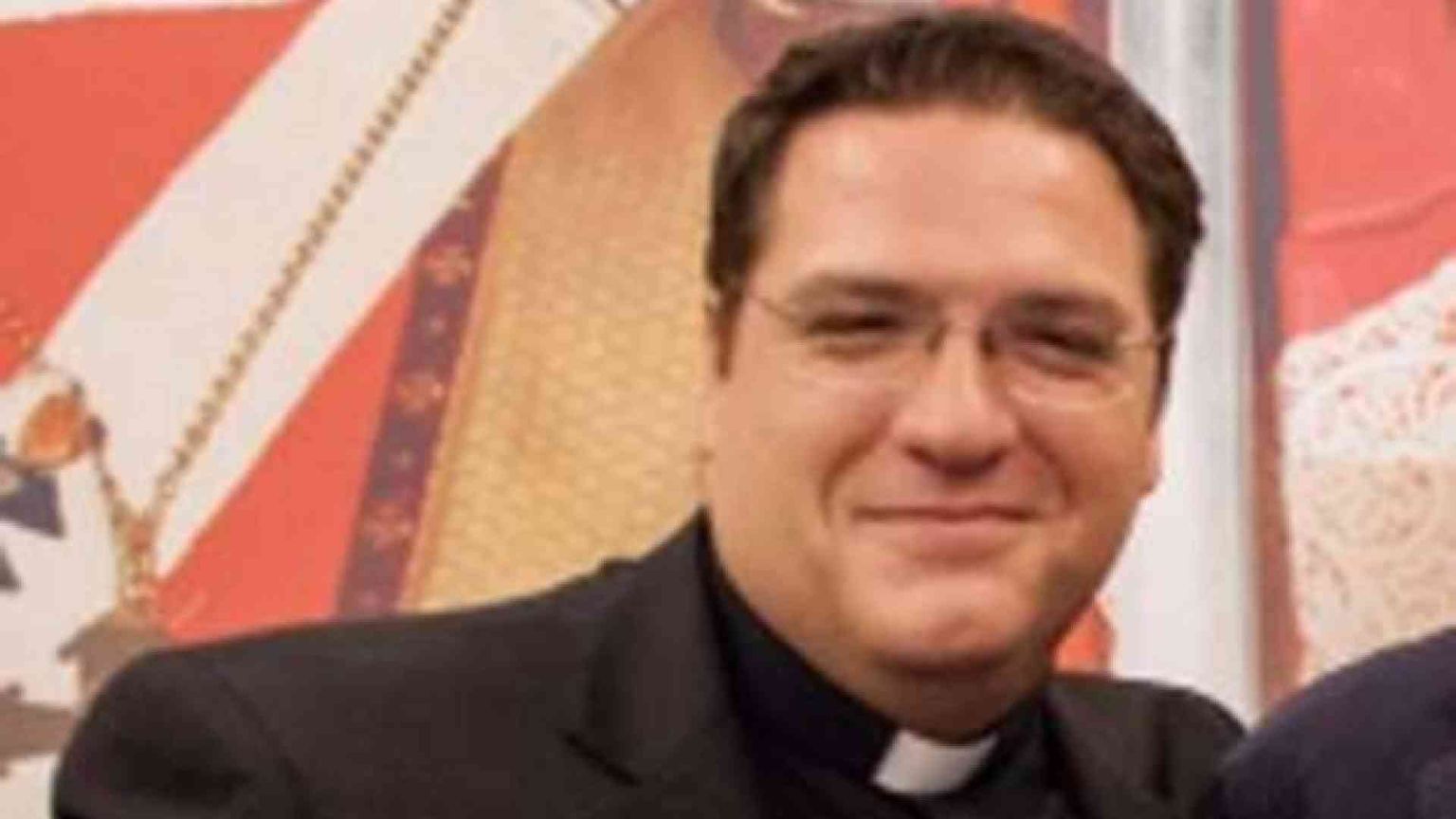 «Tua madre doveva abortirti», minacce al prete giornalista