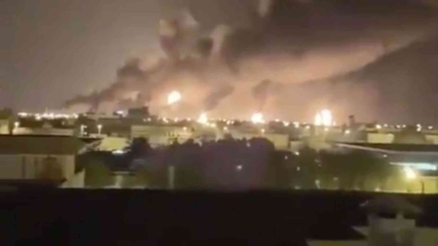 Trump accusa l'Iran dell'attacco al petrolio saudita. Dimezzata la produzione