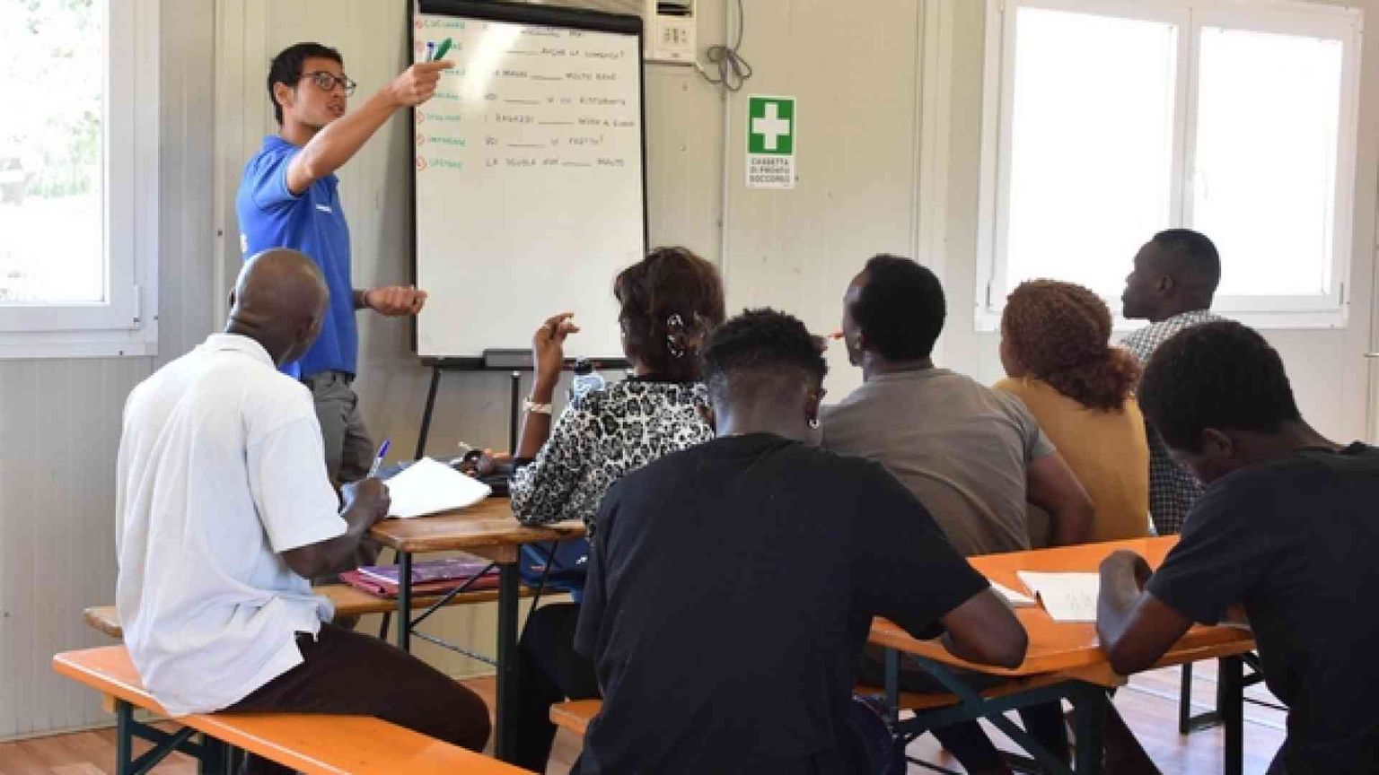 I migranti non arrivano con i barconi ma con i visti