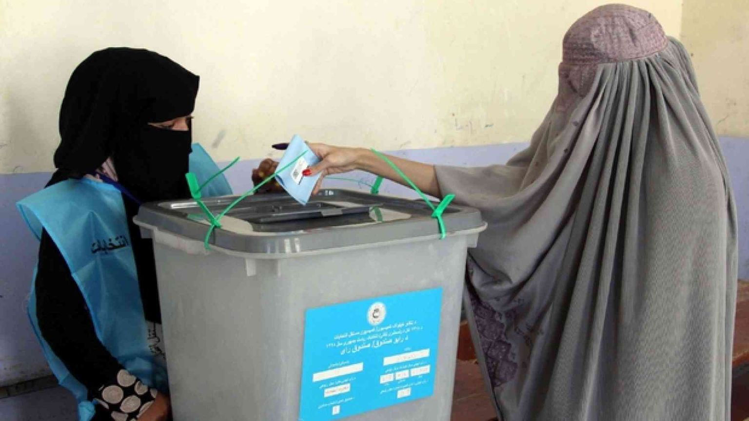 Il «fragile» Afghanistan vota, i taleban attaccano