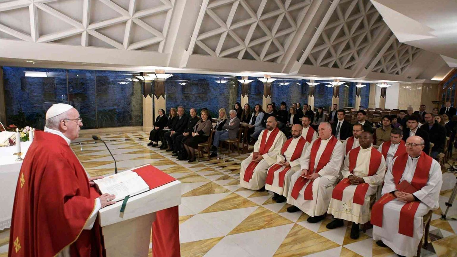 Il Papa: il diavolo distrugge l'uomo perché Dio si è fatto come noi