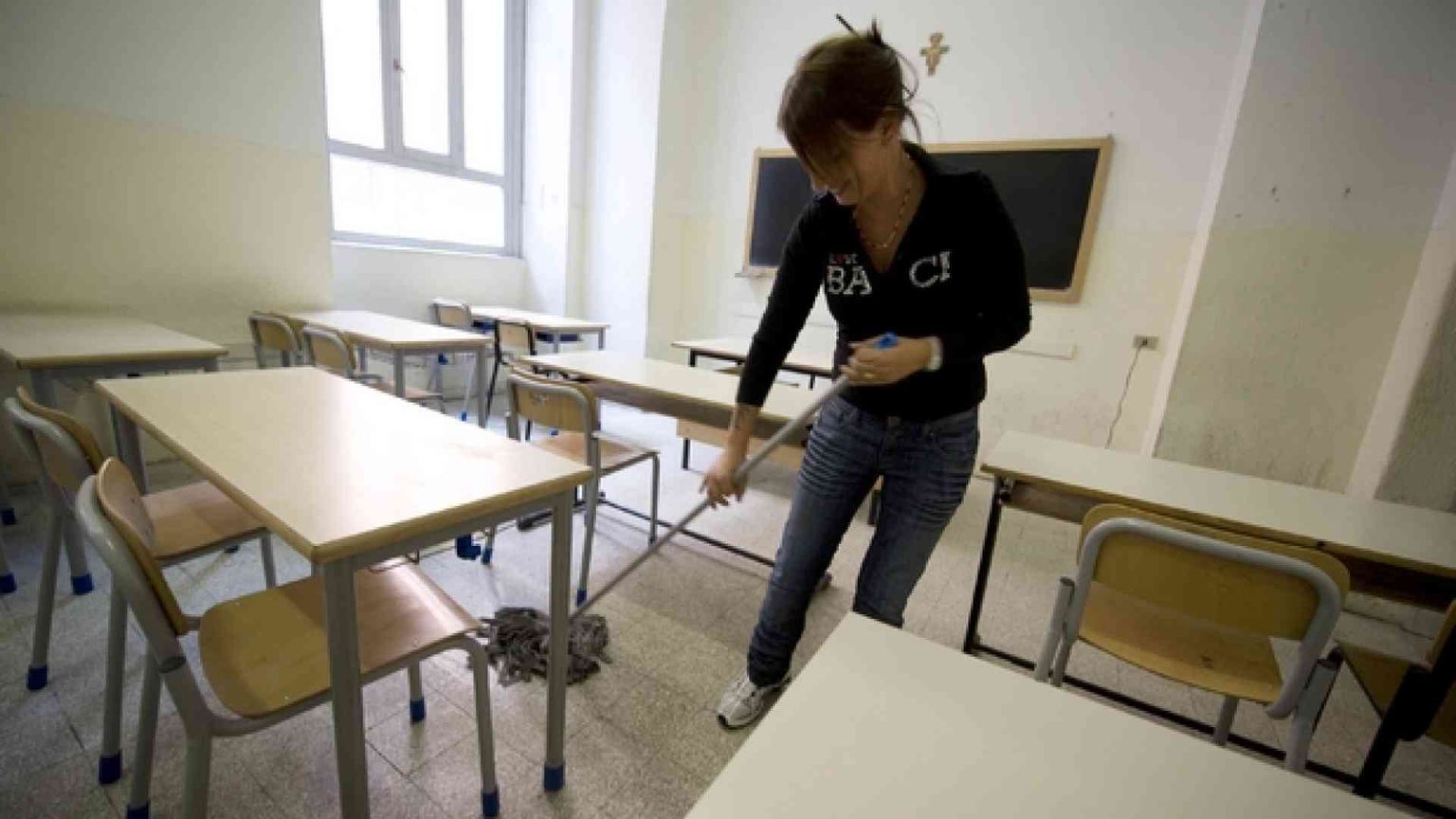 Scuola, 5mila esuberi nelle pulizie