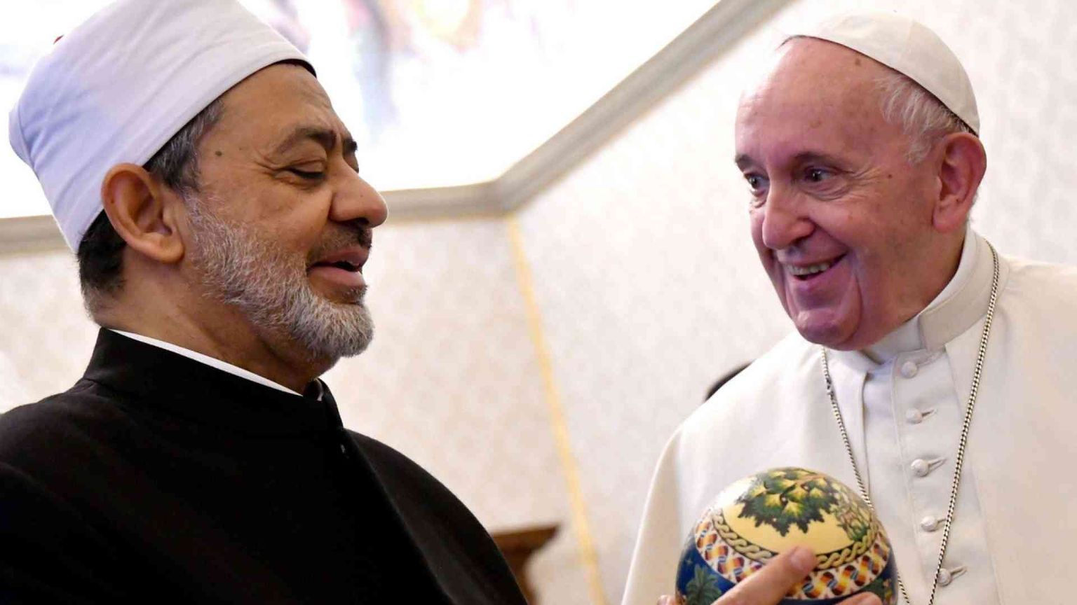 Papa Francesco riceve l'imam al-Tayyeb di al-Azhar: siate messaggeri di pace