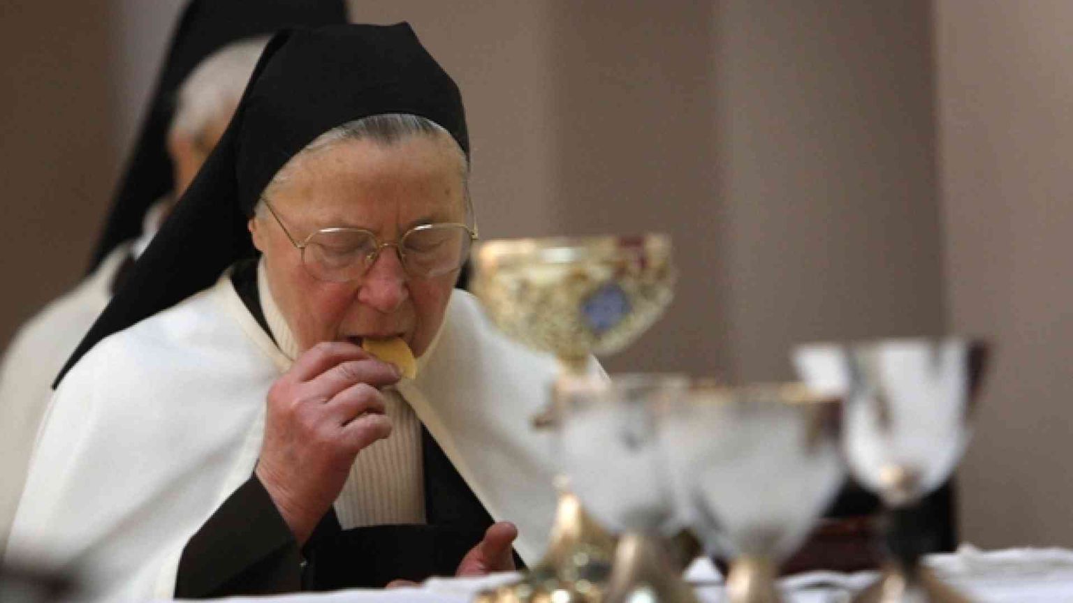 «Porta il velo». Casa di riposo non accetta una suora. Poi il dietro-front