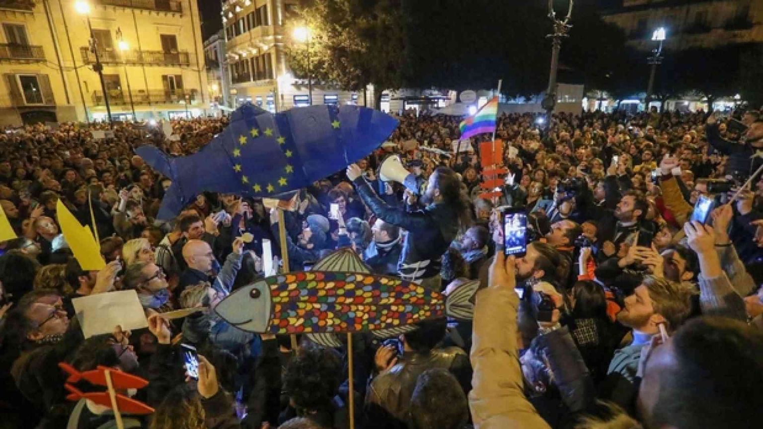 Prof minaccia gli studenti: se manifestate con le sardine ve ne pentirete