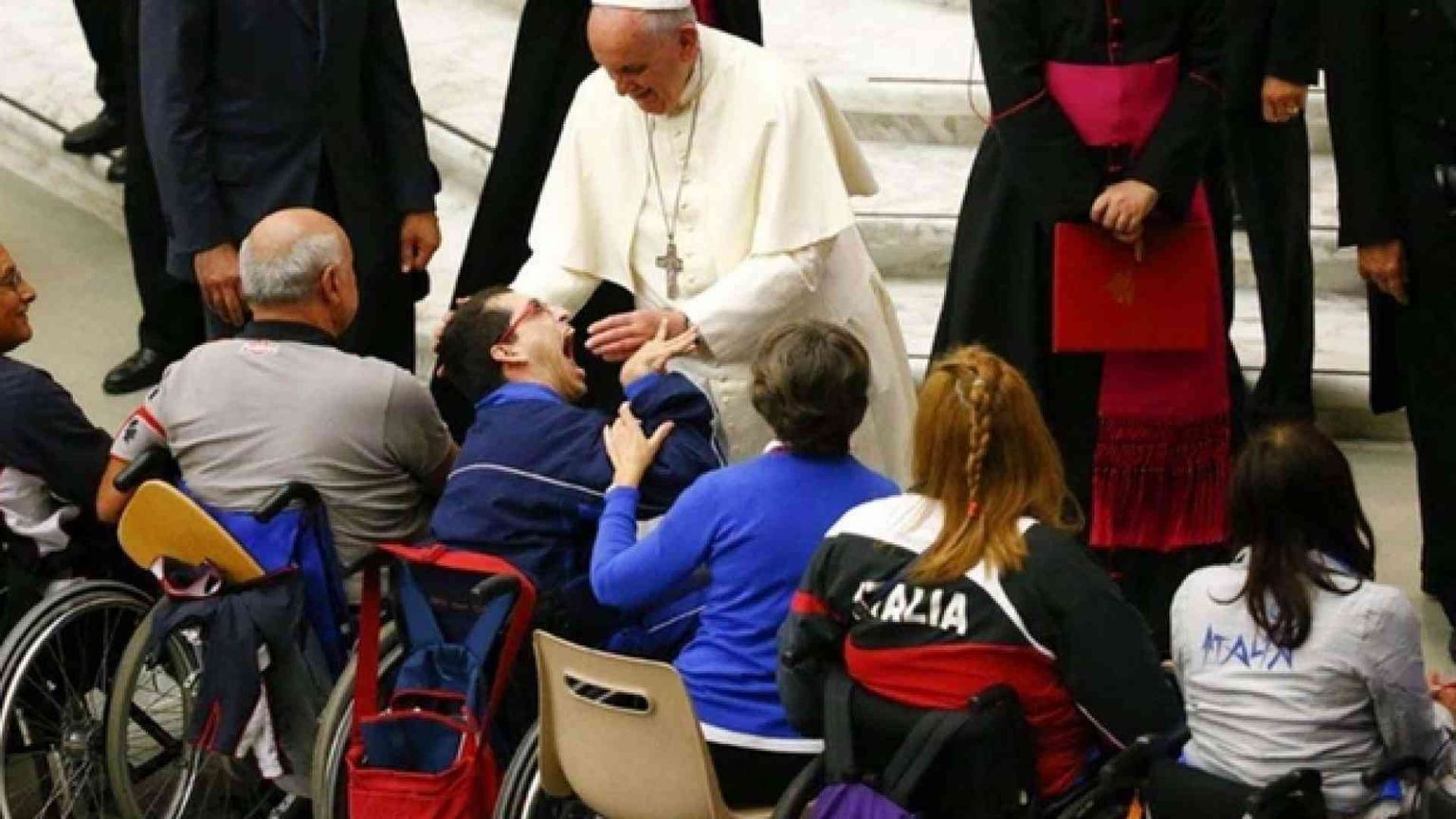 Il Papa: rendere il mondo più umano e garantire dignità ai disabili