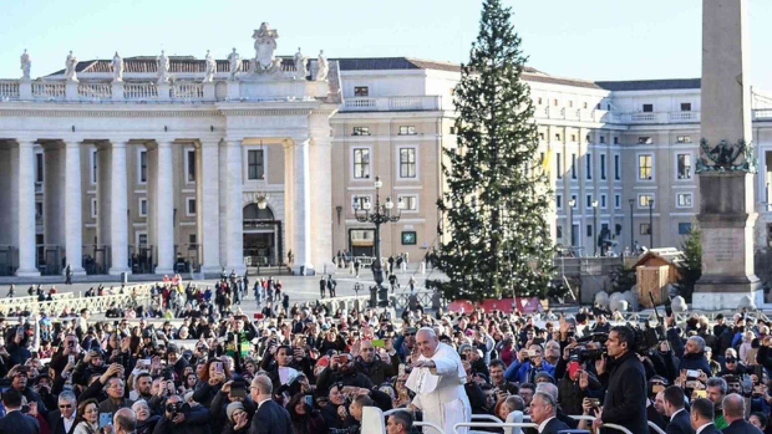 Il Papa contro maghi e cartomanti: non cristiano «indovinare» il futuro
