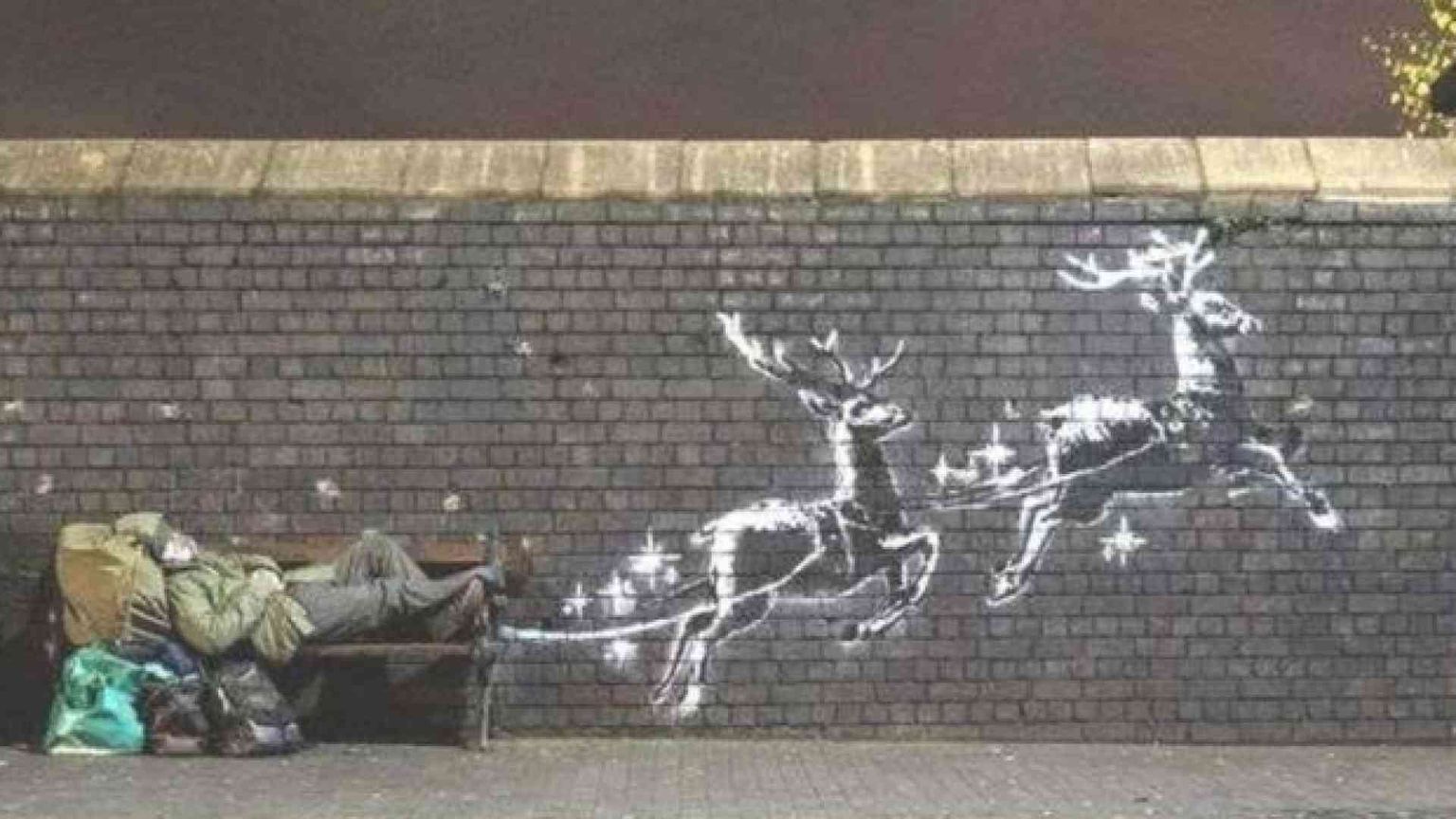 Banksy in un murale "svela" chi è Babbo Natale