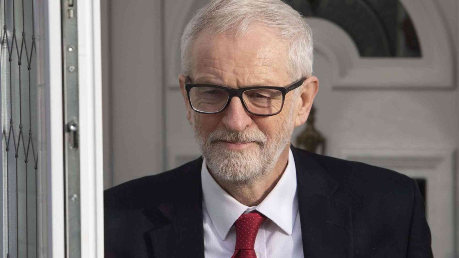 Corbyn paga tre anni di giravolte sulla Brexit