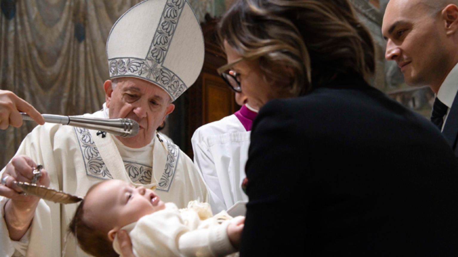 Il Papa: è importante essere battezzati da bambini