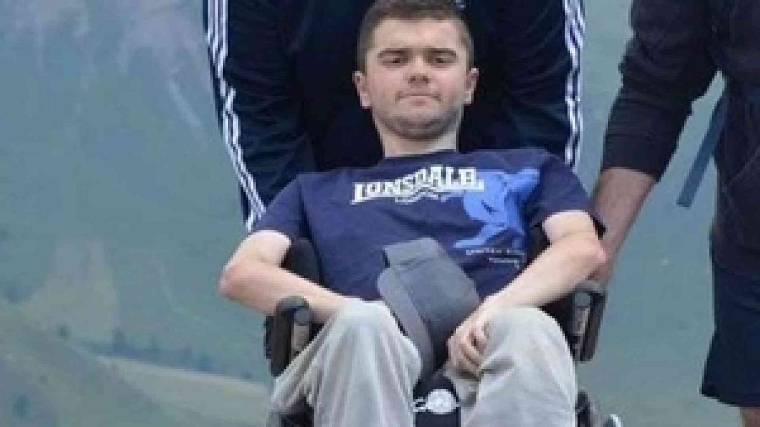 Disabile cade dalla carrozzina per una buca e muore: aperta un'inchiesta