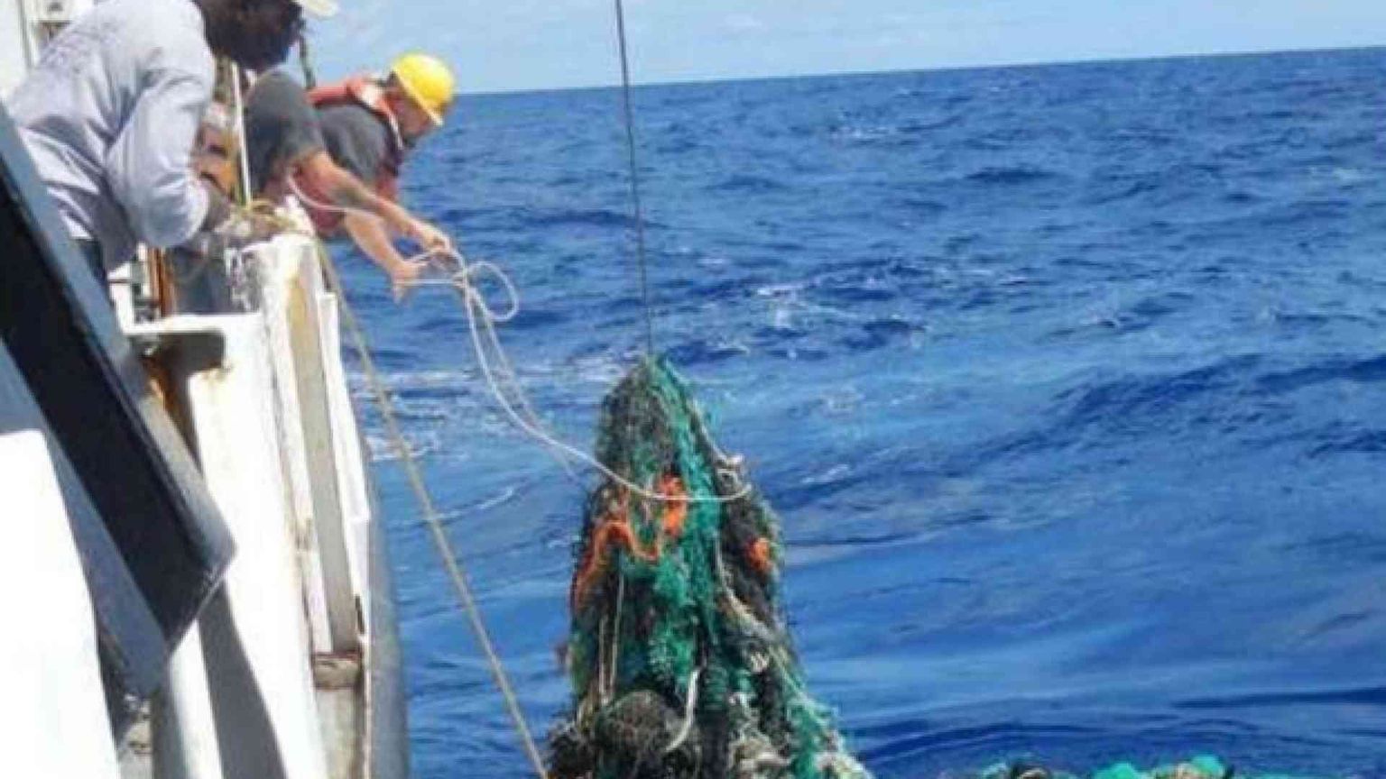 Pescatori a «pesca di plastica» per difendere il mare. Il grazie di Francesco