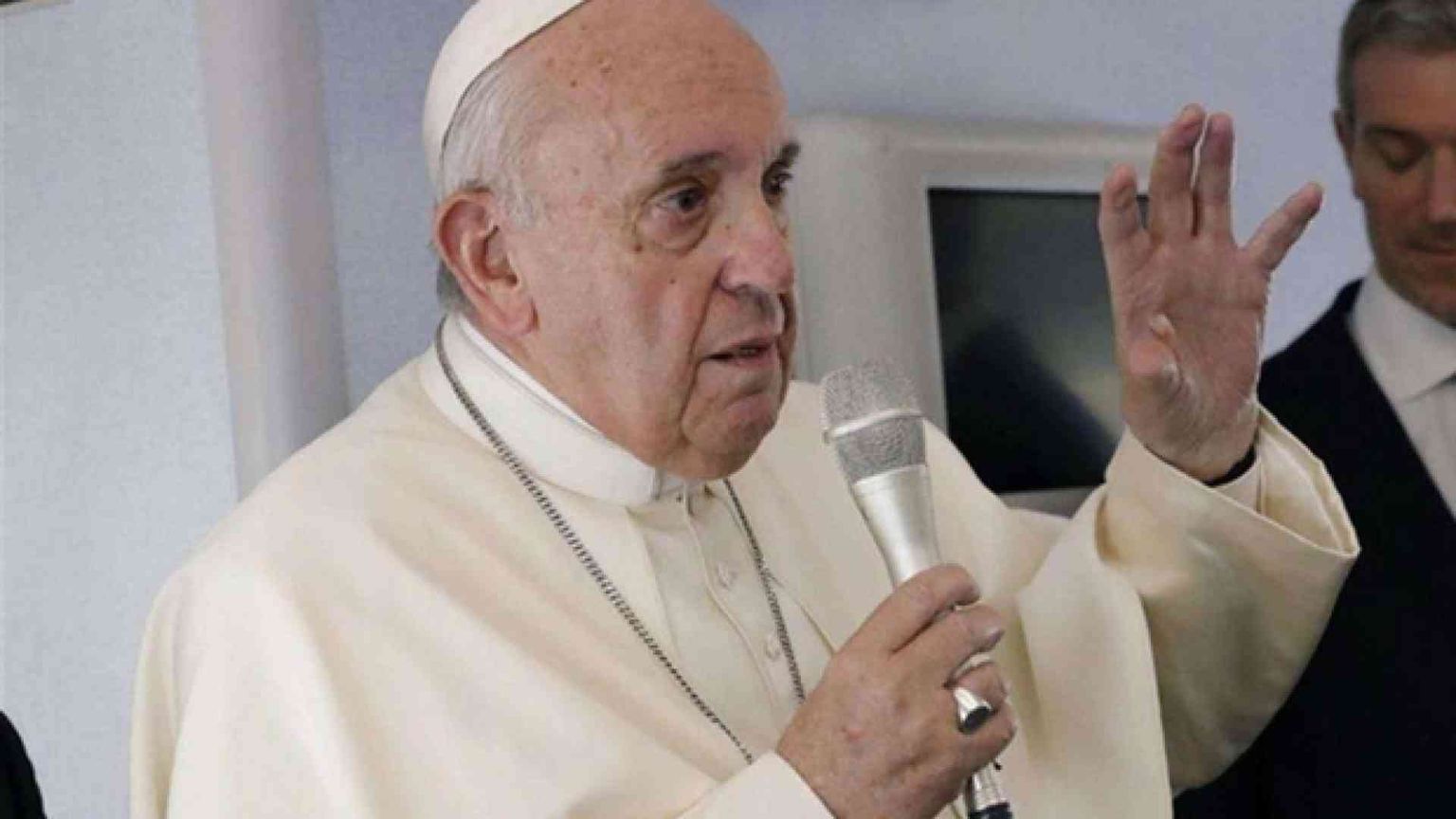 Il Papa: torniamo a raccontare il bene, e il bello che ci abita