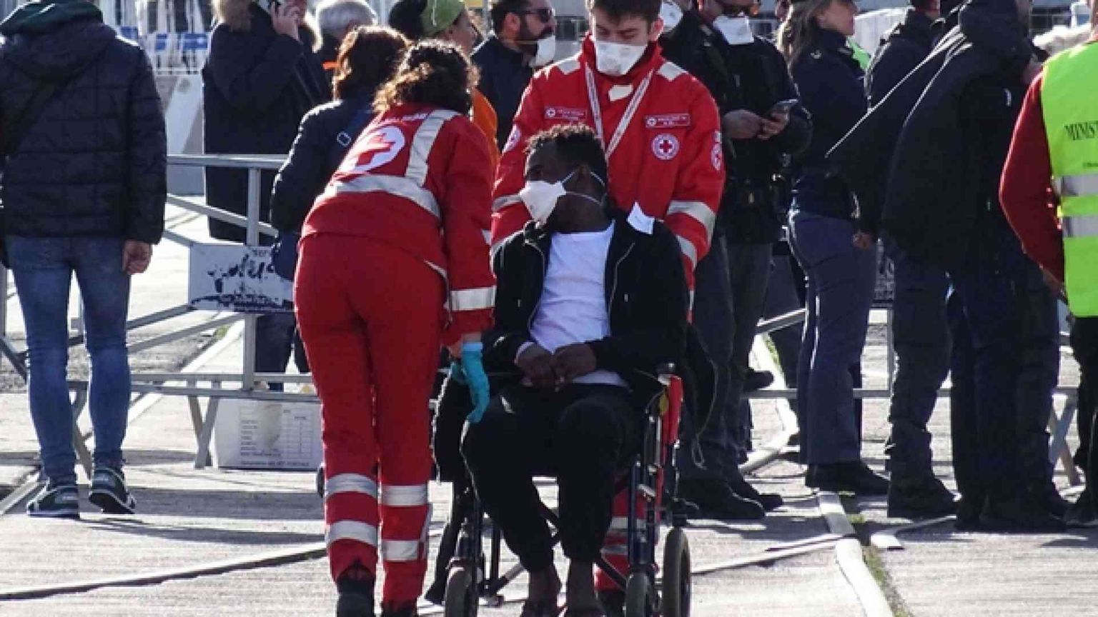 Approdano a Taranto i profughi della Ocean Viking