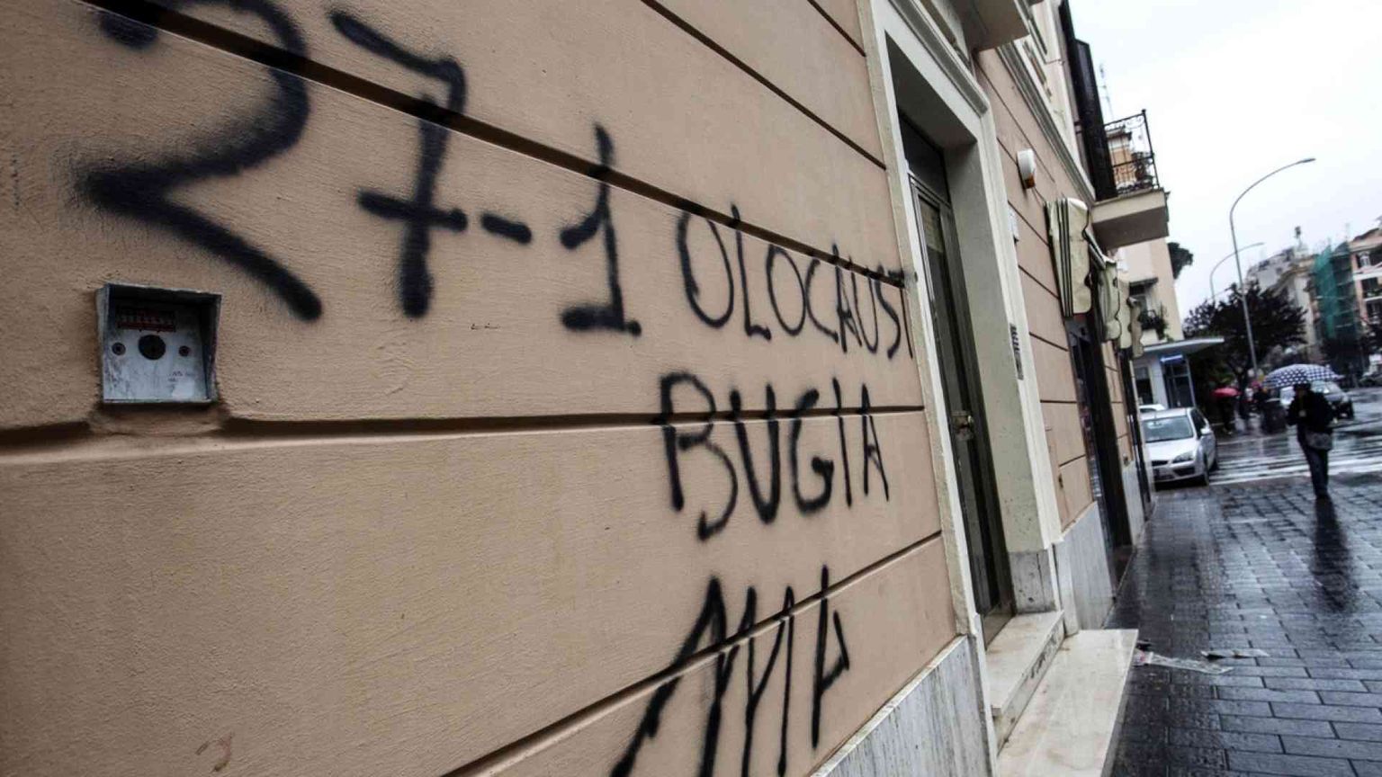 Rapporto choc: il 15,6 per cento degli italiani nega l'Olocausto