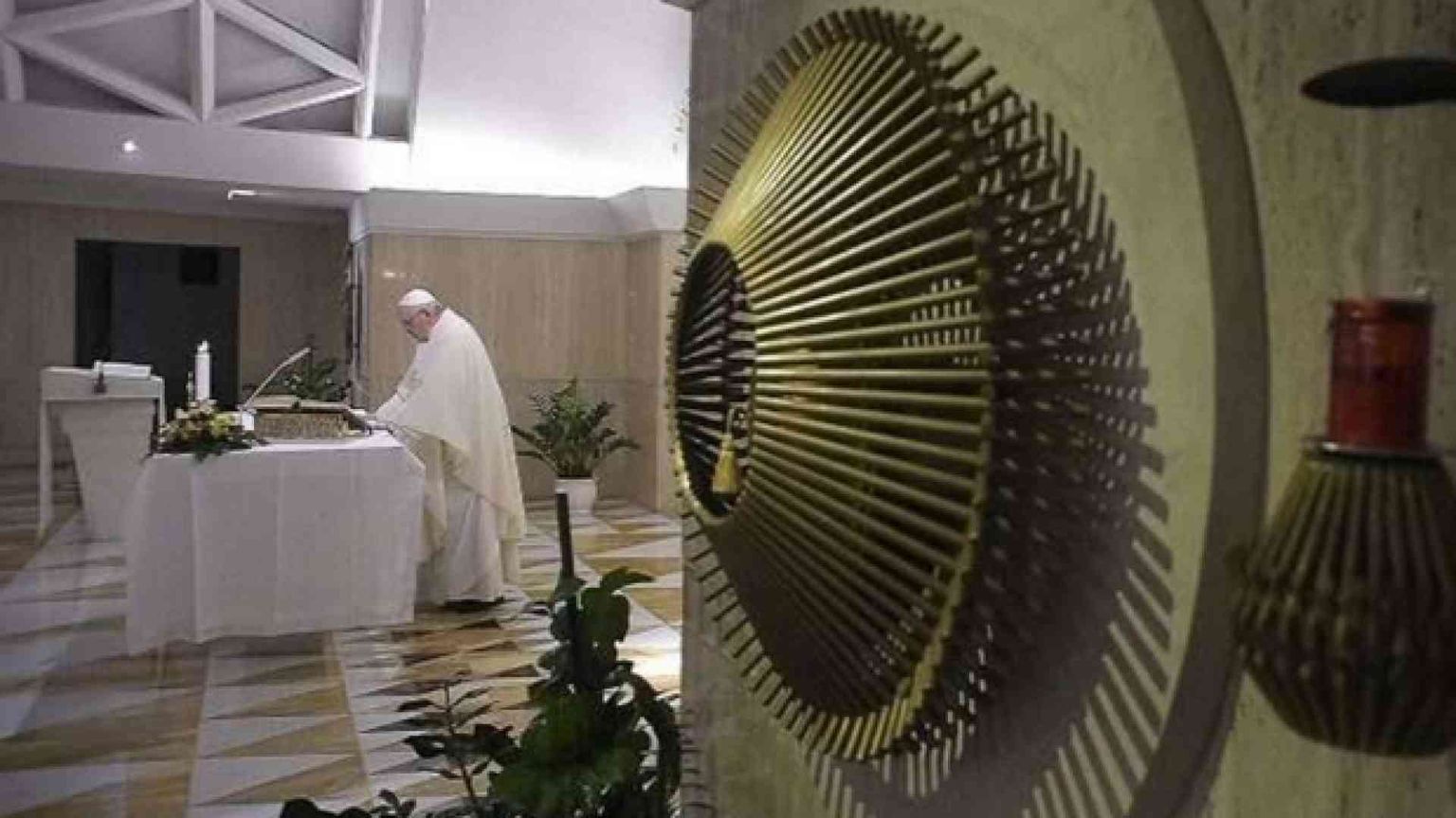 Il Papa: la mondanità, un lento scivolare nel peccato