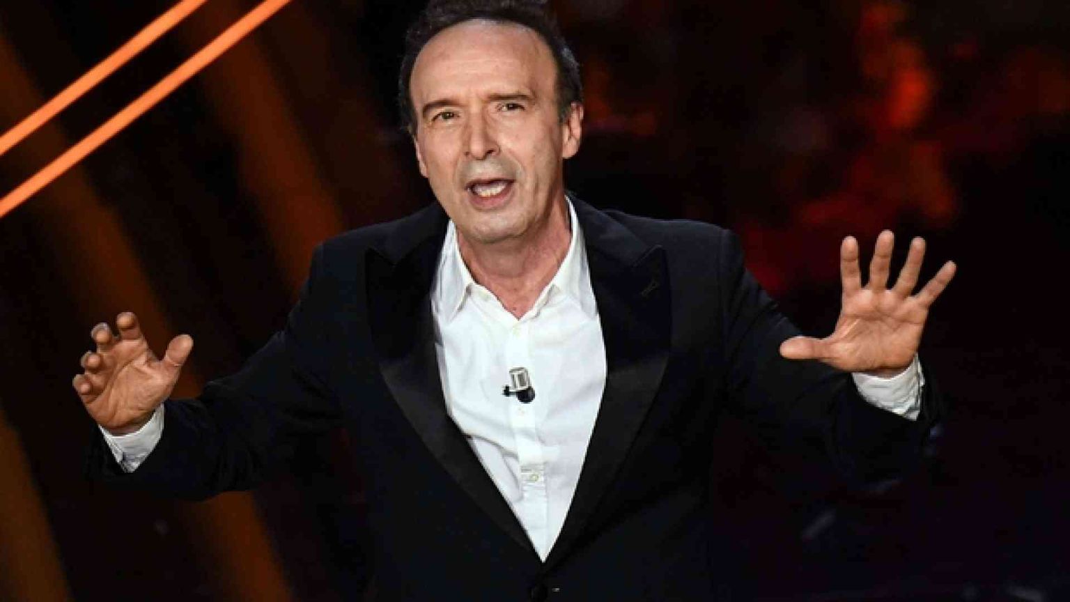 Benigni a Sanremo recita (e un po' tradisce... ) il Cantico dei Cantici
